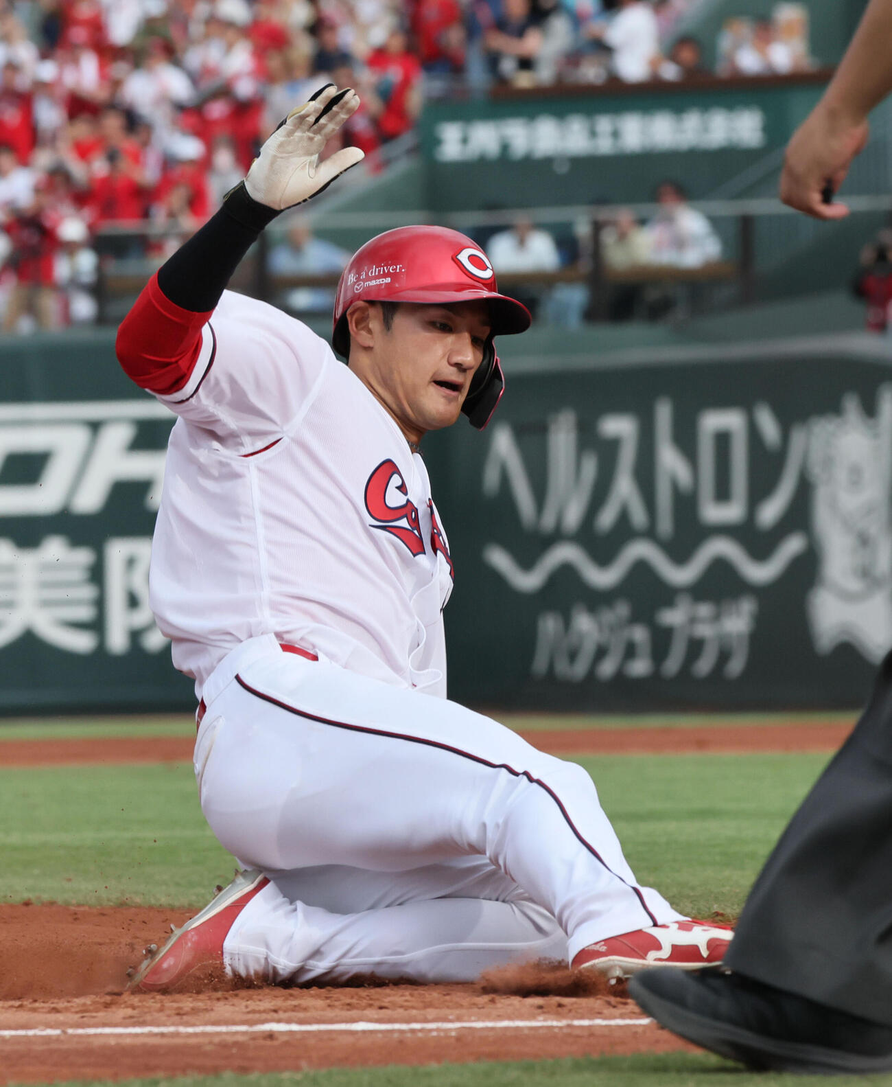 広島対オリックス　8回裏広島2死一、二塁、名原典彦は中越え2点適時三塁打を放つ（撮影・加藤孝規）