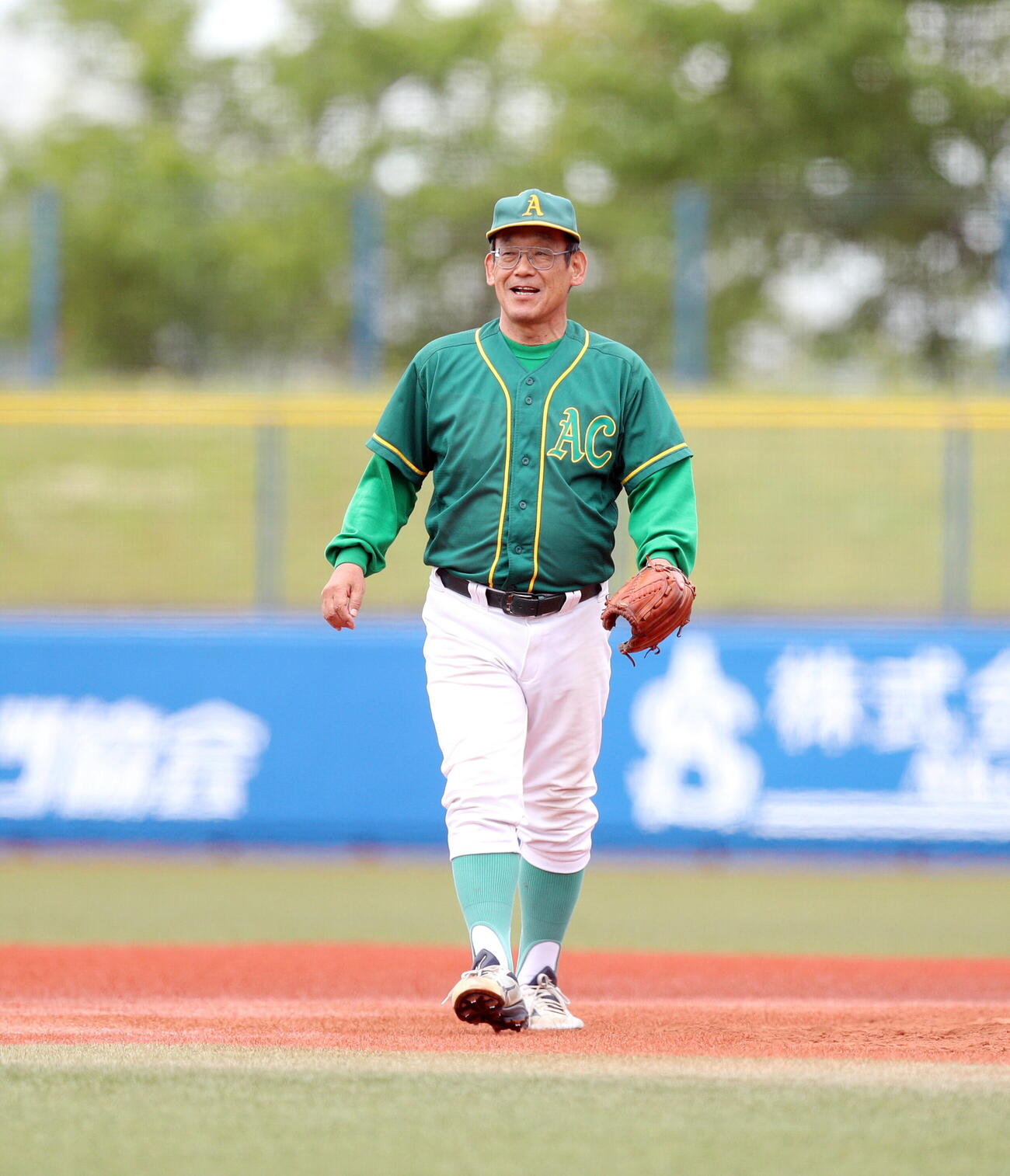 大崎トリプルクラウン対青葉クラブ　8回、守備時に笑顔を見せる青葉クラブ・小野秀明（撮影・木村有優）