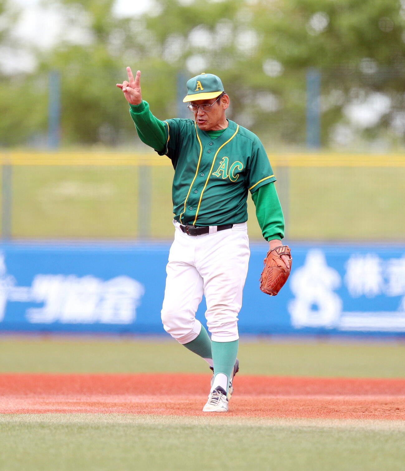 大崎トリプルクラウン対青葉クラブ　8回、声をかける青葉クラブ・小野秀明（撮影・木村有優）
