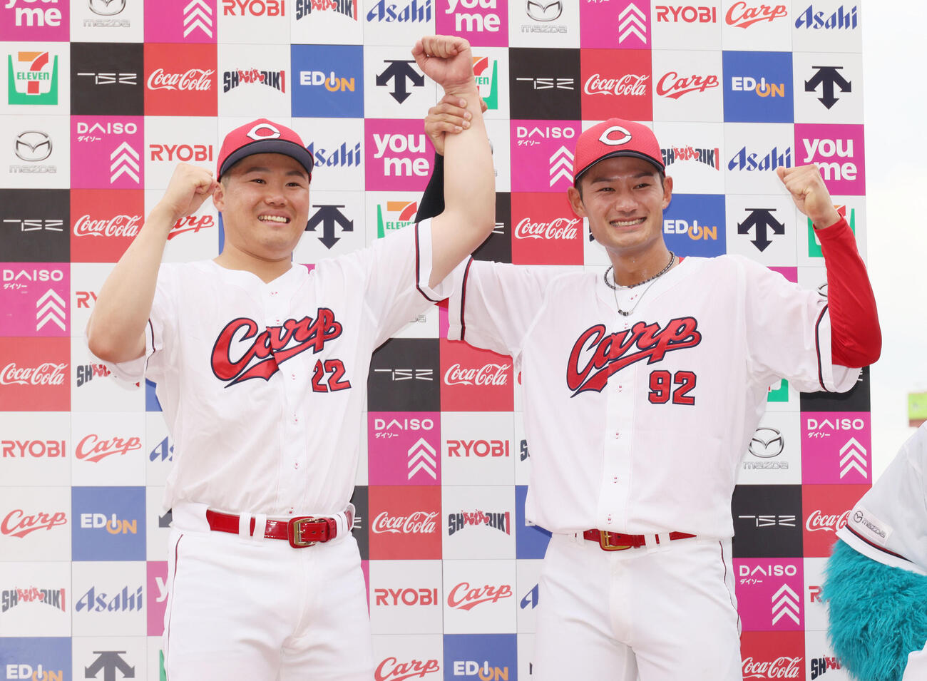 広島対オリックス　お立ち台でポーズを決める高太一（左）と名原典彦（撮影・加藤孝規）