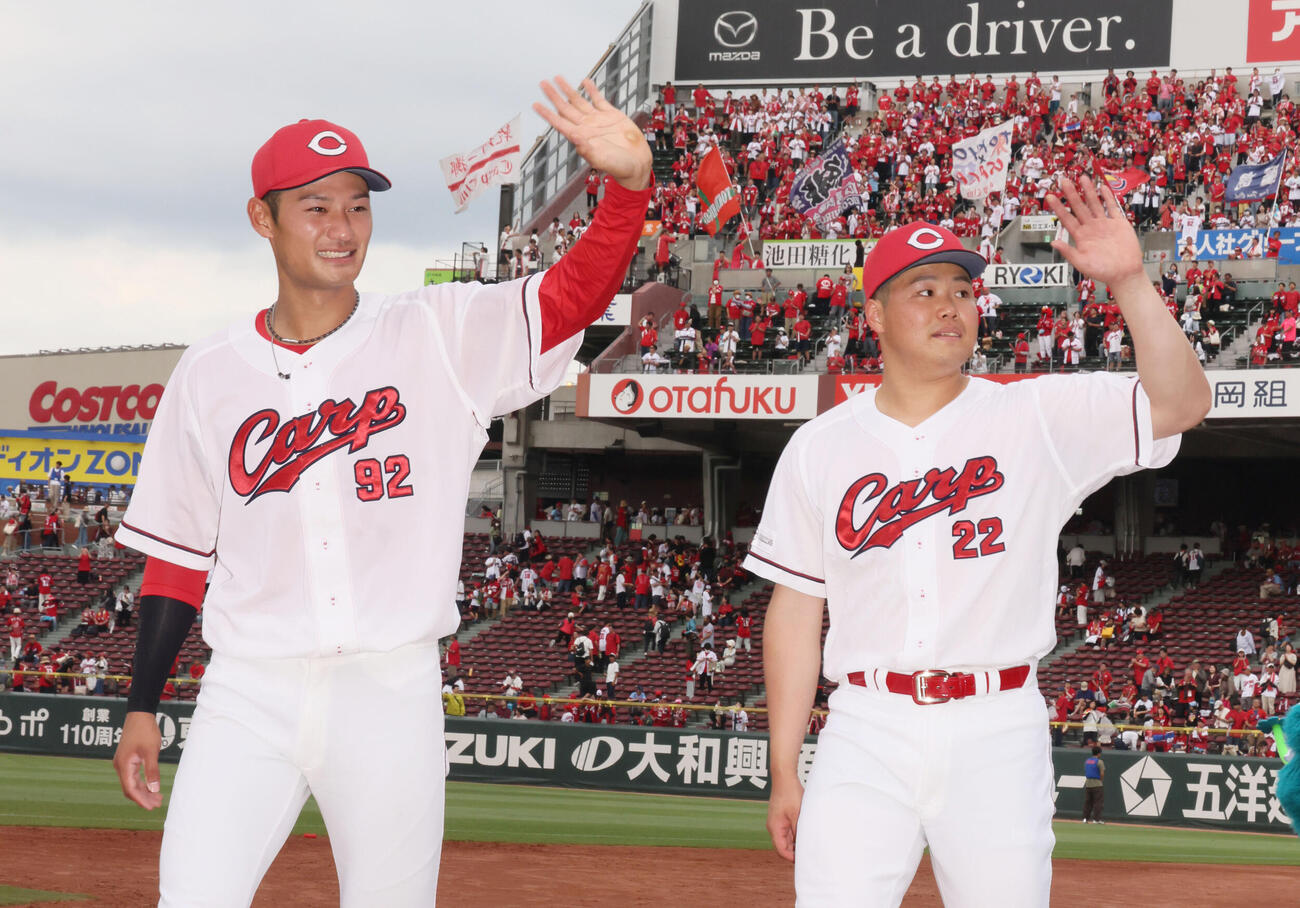 広島対オリックス　ファンの声援に応える名原典彦（左）と高太一（撮影・加藤孝規）