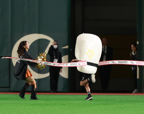 【巨人】うなぎ大好きウィットリーが粘投中のすしレースはイカが今季４勝目　ホームの意地みせる