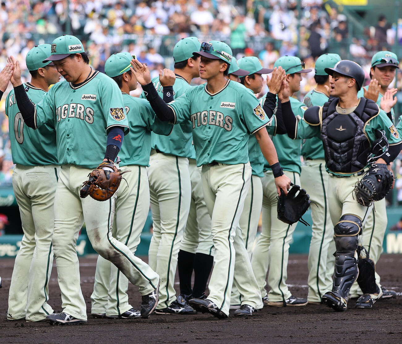 阪神対楽天　勝利打点をあげた立石正広（中央）はナインとハイタッチをして喜ぶ（撮影・上田博志）
