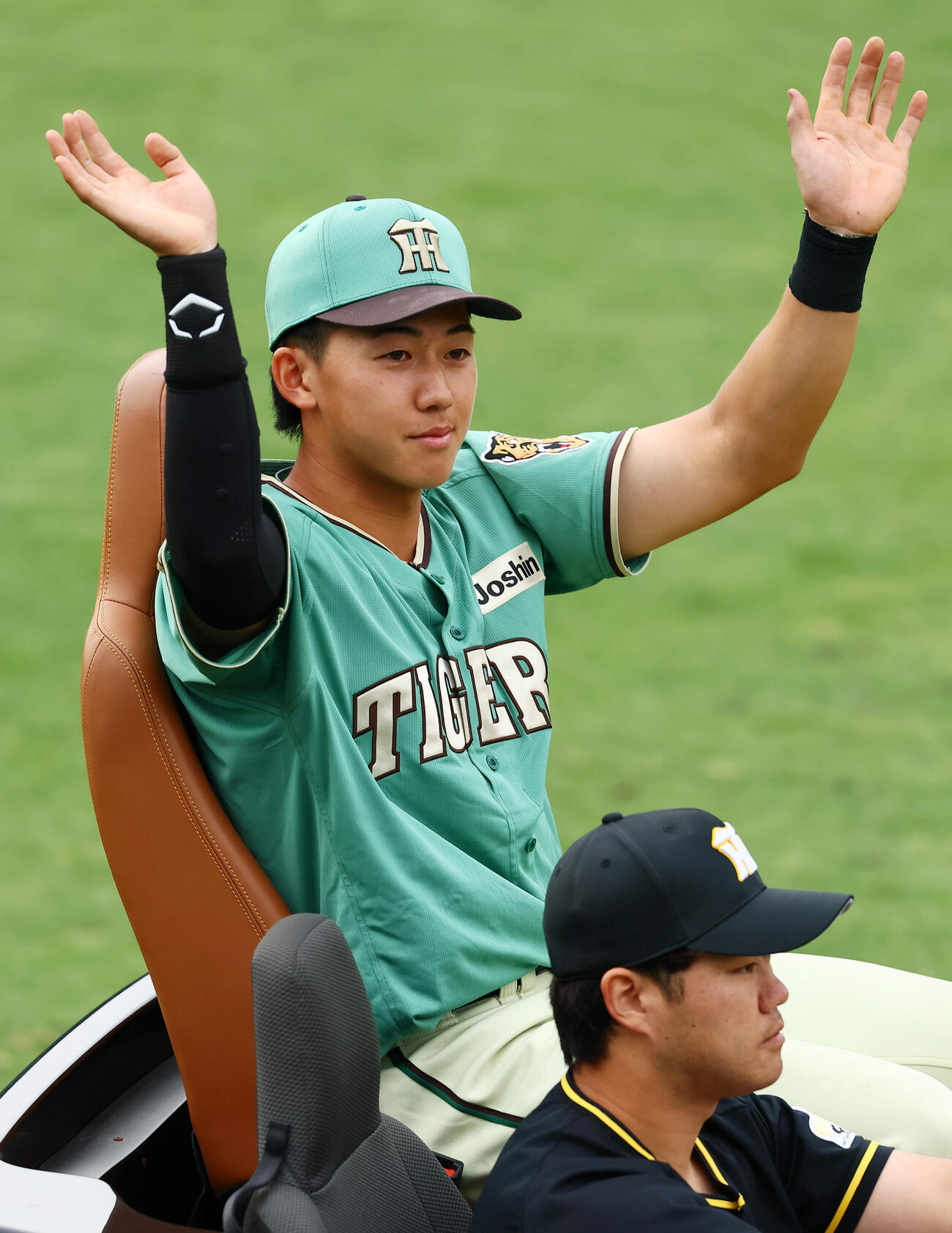 阪神対楽天　楽天に勝利しリリーフカーで場内1周する阪神立石正広（撮影・加藤哉）