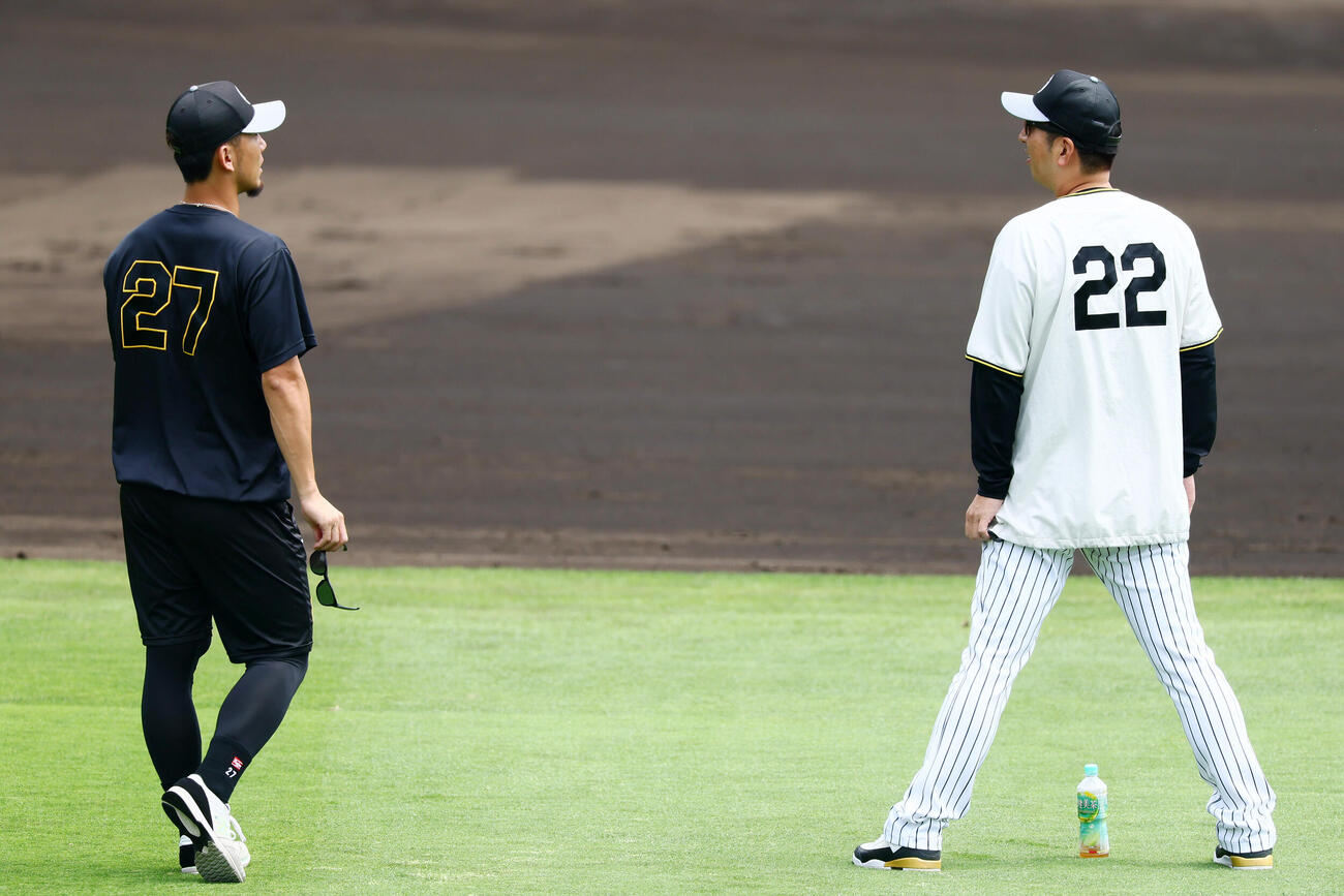 阪神対楽天　練習中、阪神伊藤将司（左）は藤川球児監督と話しこむ（撮影・加藤哉）