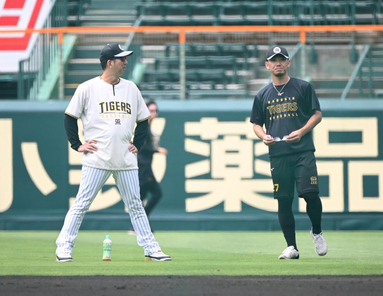 阪神対楽天　練習中に話をする藤川球児監督と阪神伊藤将司（撮影・和賀正仁）