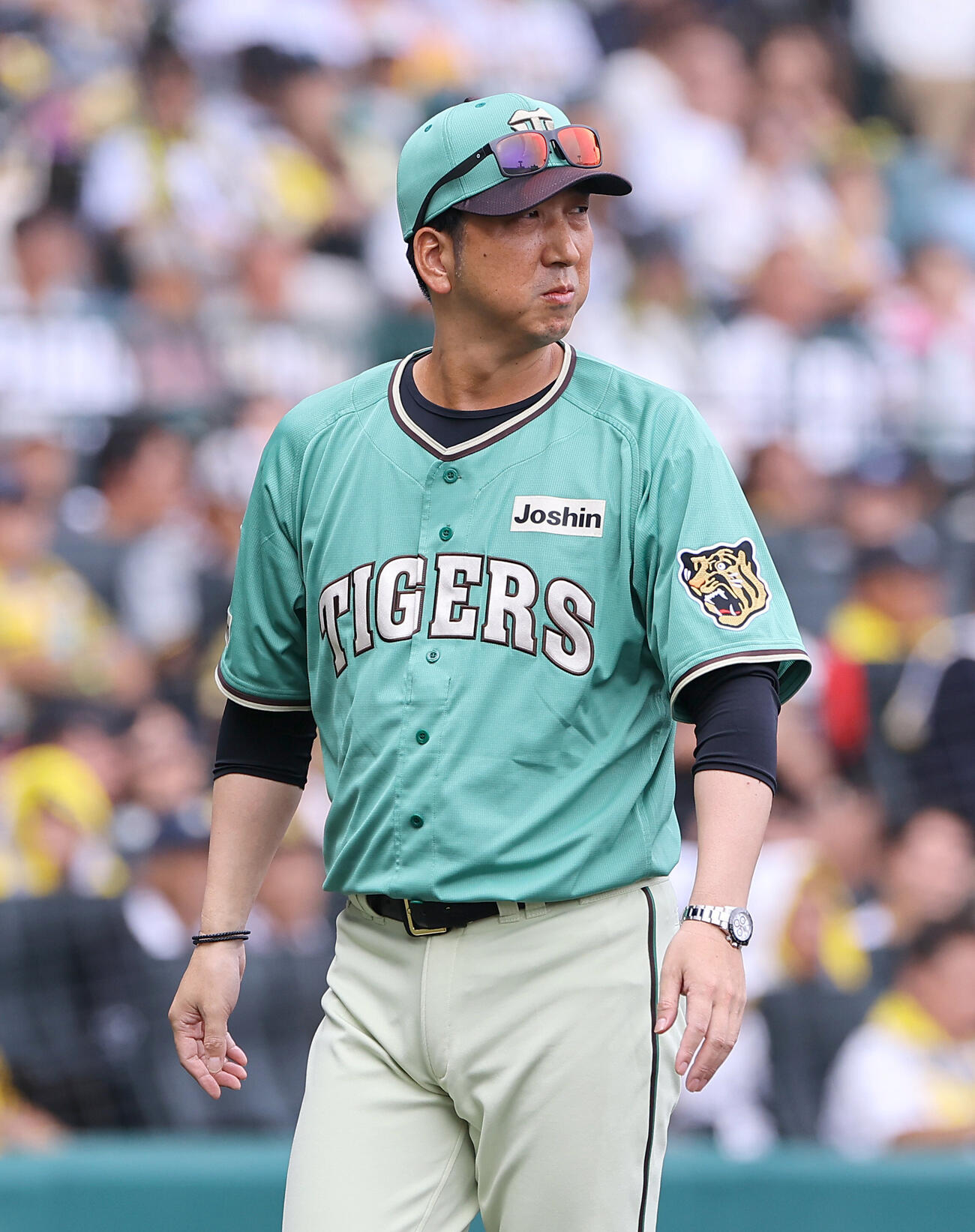 阪神対楽天　選手交代を告げる藤川球児監督（撮影・上田博志）