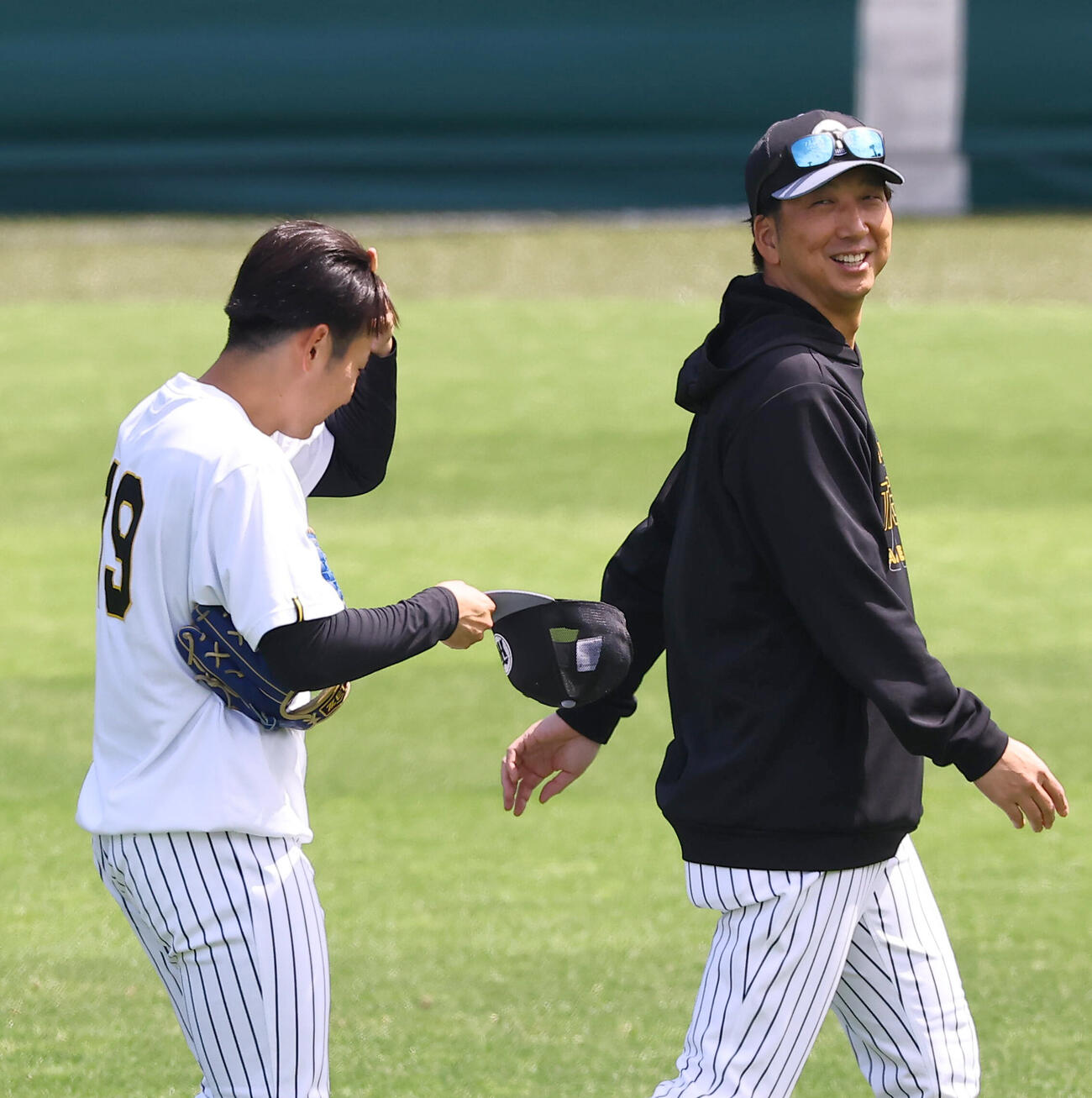 阪神対広島　下村海翔（左）からのあいさつを受け笑顔を見せる藤川球児監督（2026年4月26日撮影）