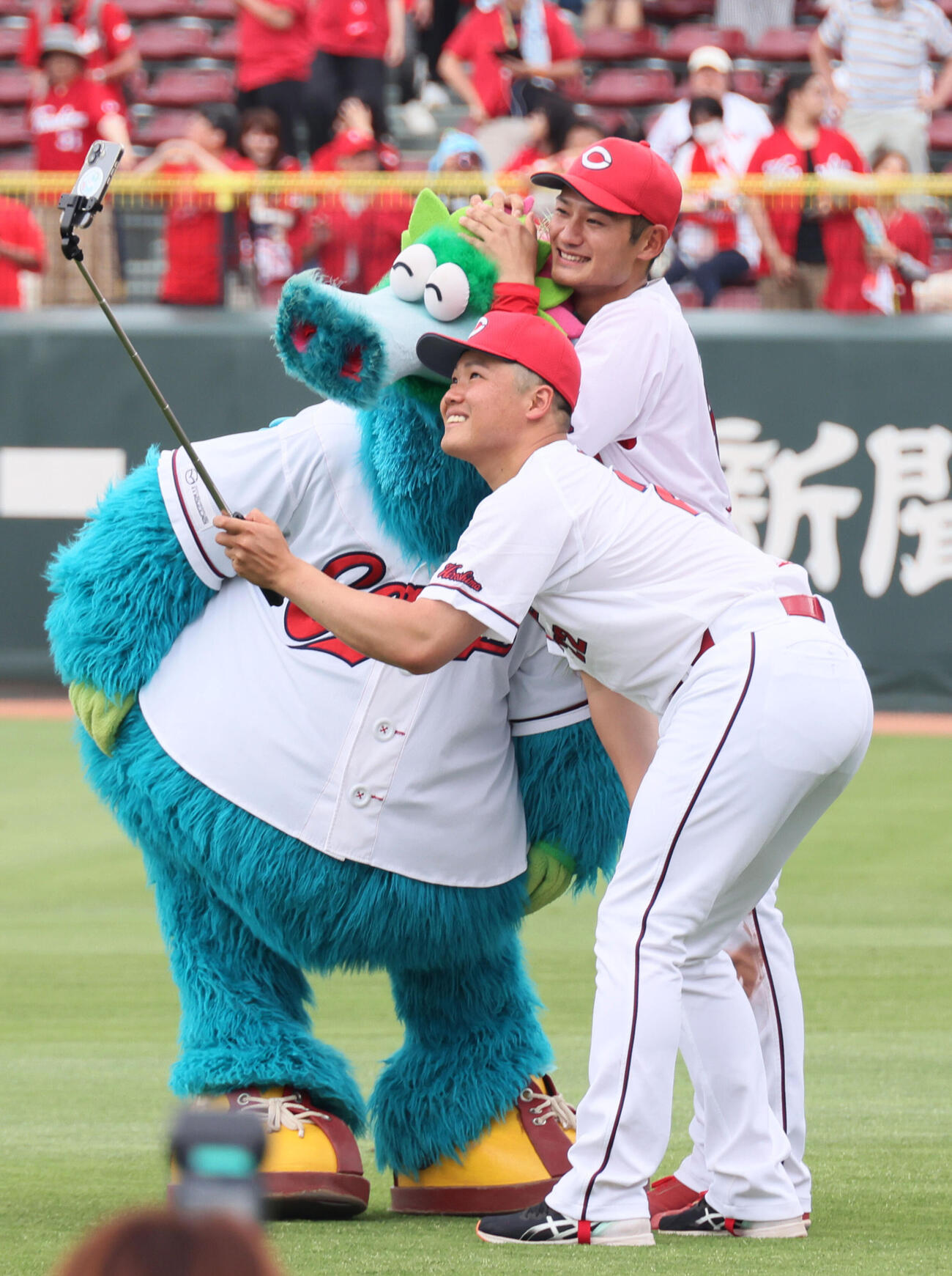 広島対オリックス　自撮りで盛り上がるる高太一（手前）と名原典彦（撮影・加藤孝規）