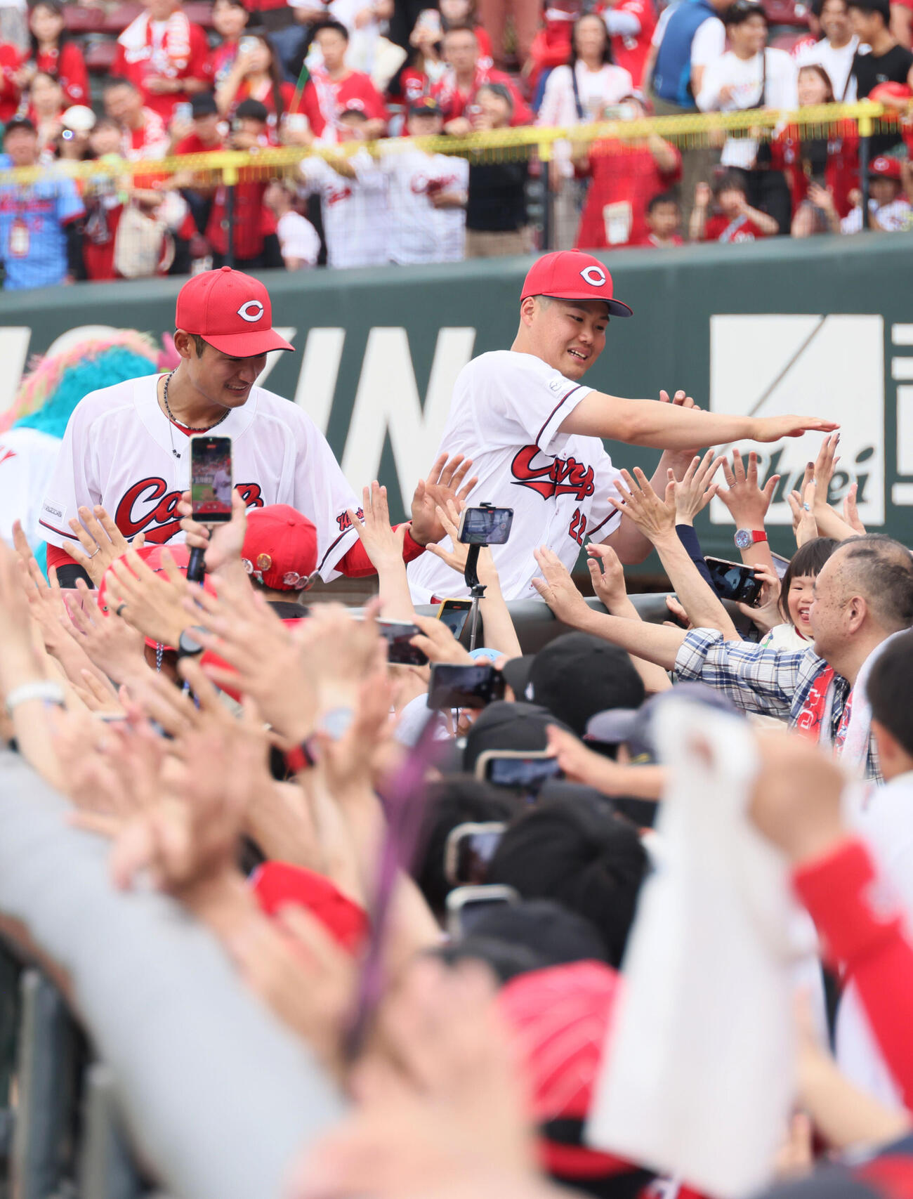 広島対オリックス　ファンとふれあう名原典彦（左）と高太一（撮影・加藤孝規）