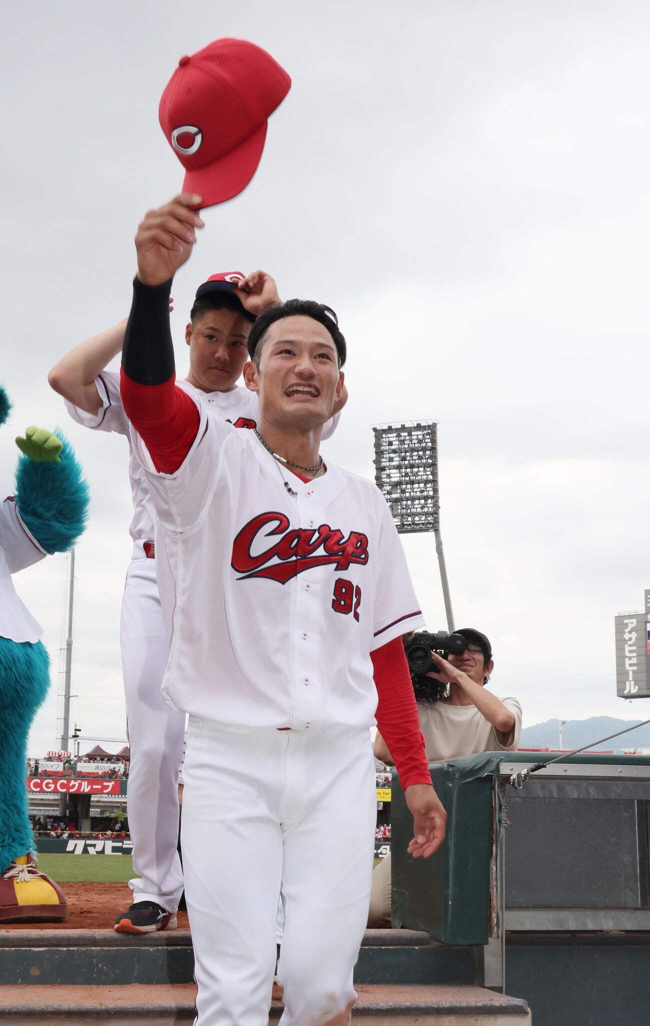 広島対オリックス　ファンの声援に応える名原典彦（手前と高太一（撮影・加藤孝規）