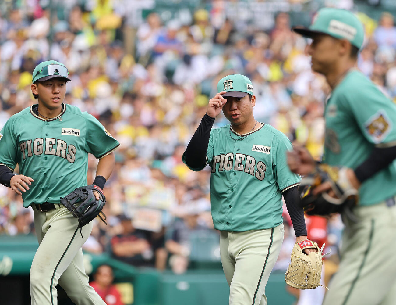 阪神対楽天　村上頌樹（中央）は6回1失点で降板する（撮影・上田博志）