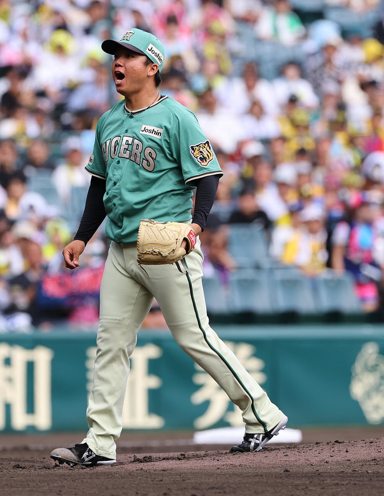 阪神対楽天　4回表楽天2死一塁、村林一輝から三振を奪い雄たけびを上げる村上頌樹（撮影・上田博志）