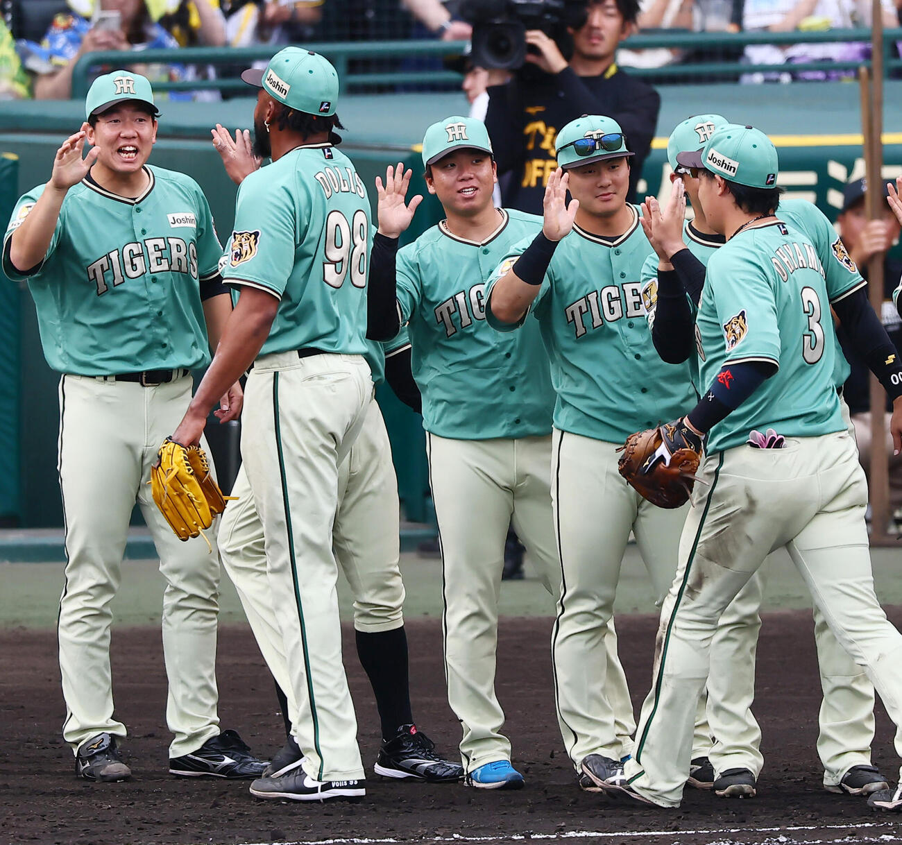 阪神対楽天　楽天に勝利しナインを迎える阪神村上頌樹（撮影・加藤哉）