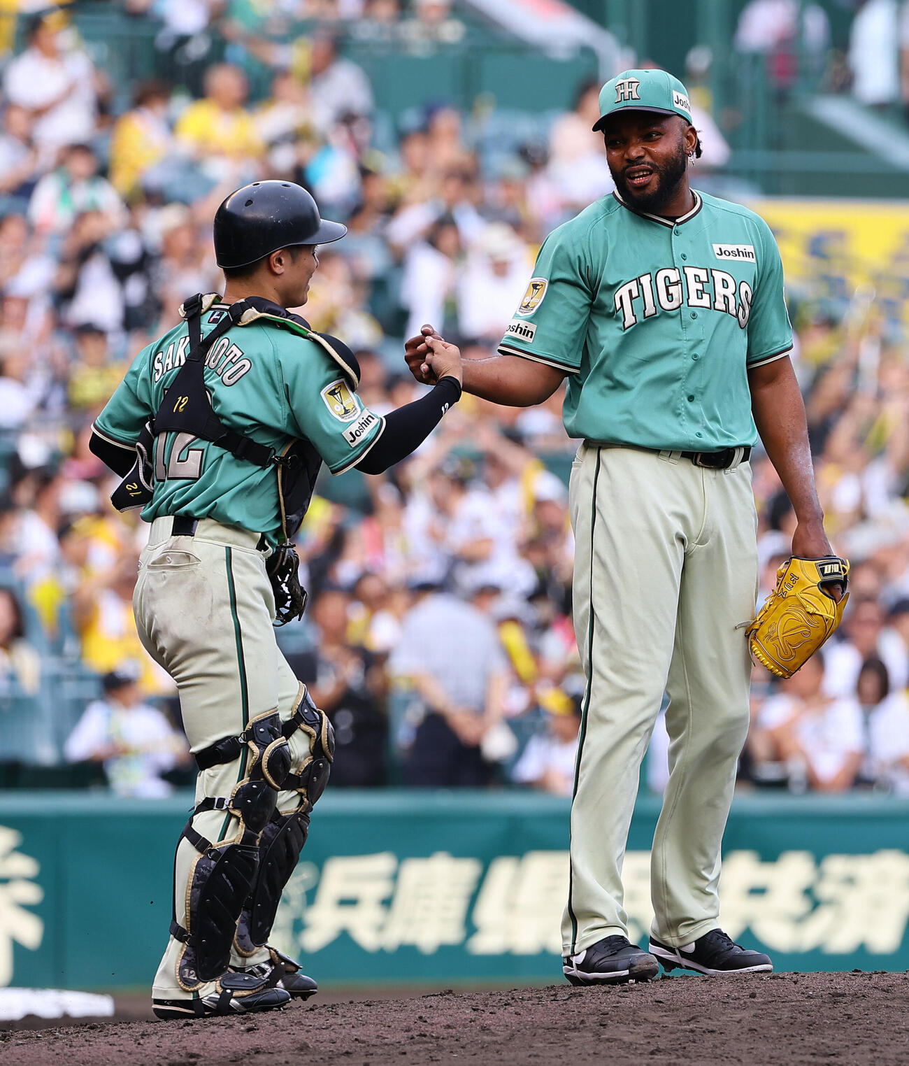 阪神対楽天　坂本誠志郎（左）と勝利を喜ぶラファエル・ドリス（撮影・上田博志）