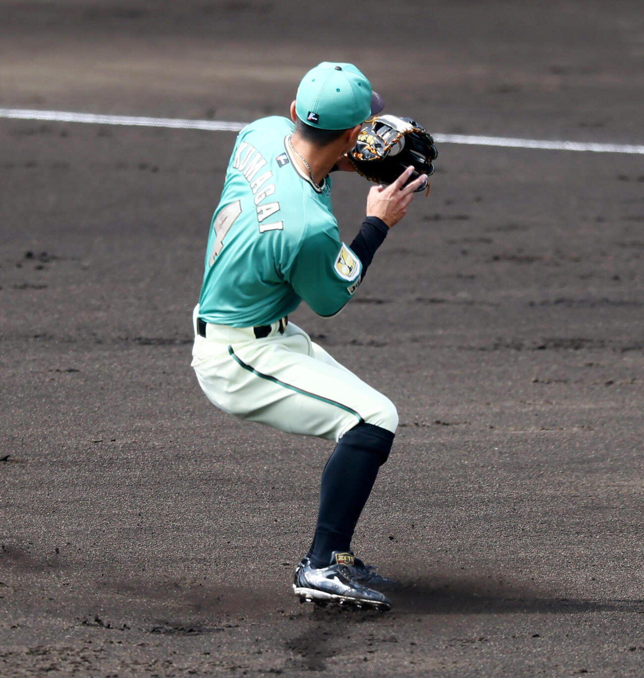 阪神対楽天　2回表楽天無死、熊谷敬宥は黒川史陽の打球を捕球する（撮影・加藤哉）