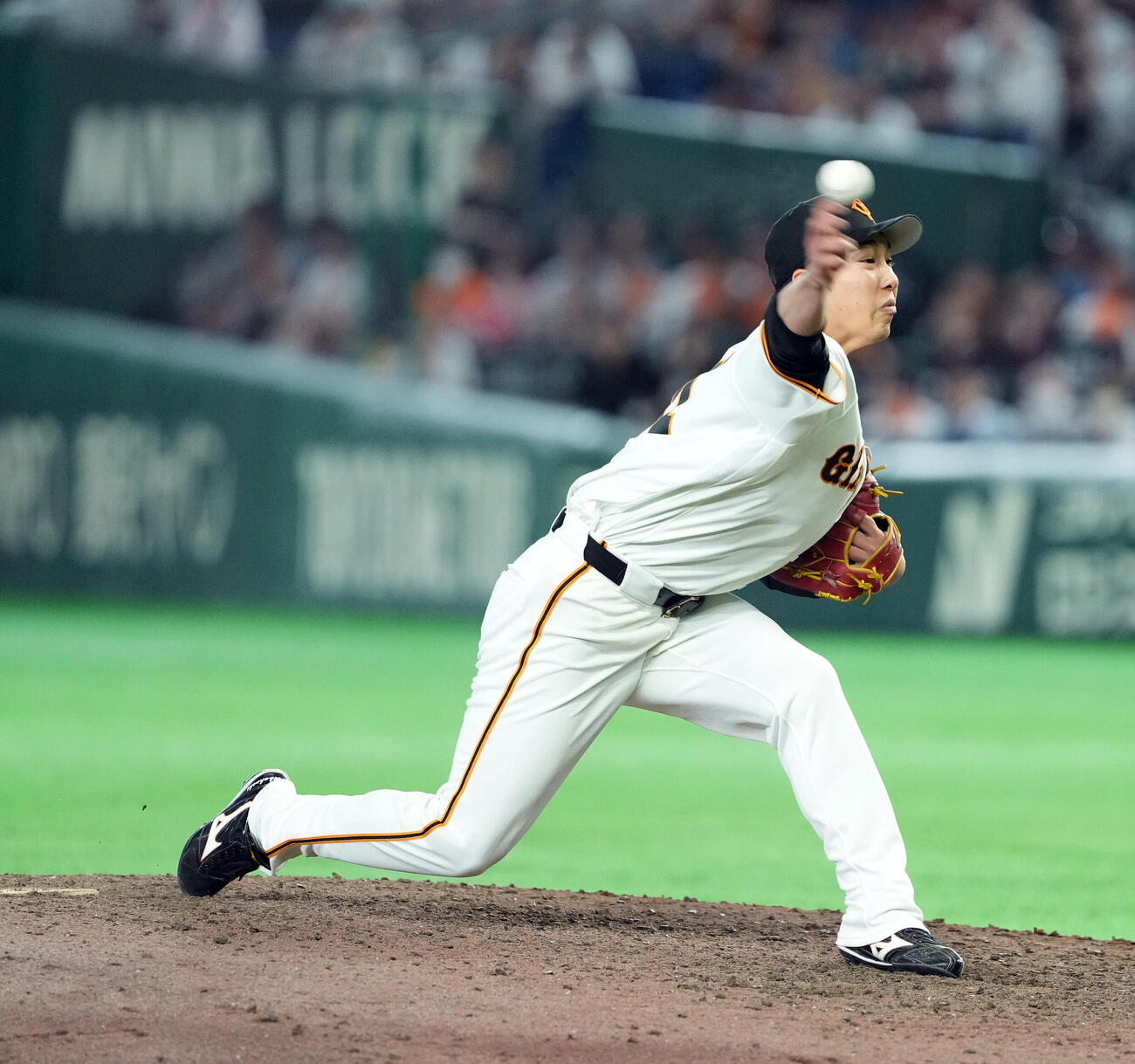 巨人対ロッテ　12回からマウンドに上がった巨人赤星優志（撮影・たえ見朱実）