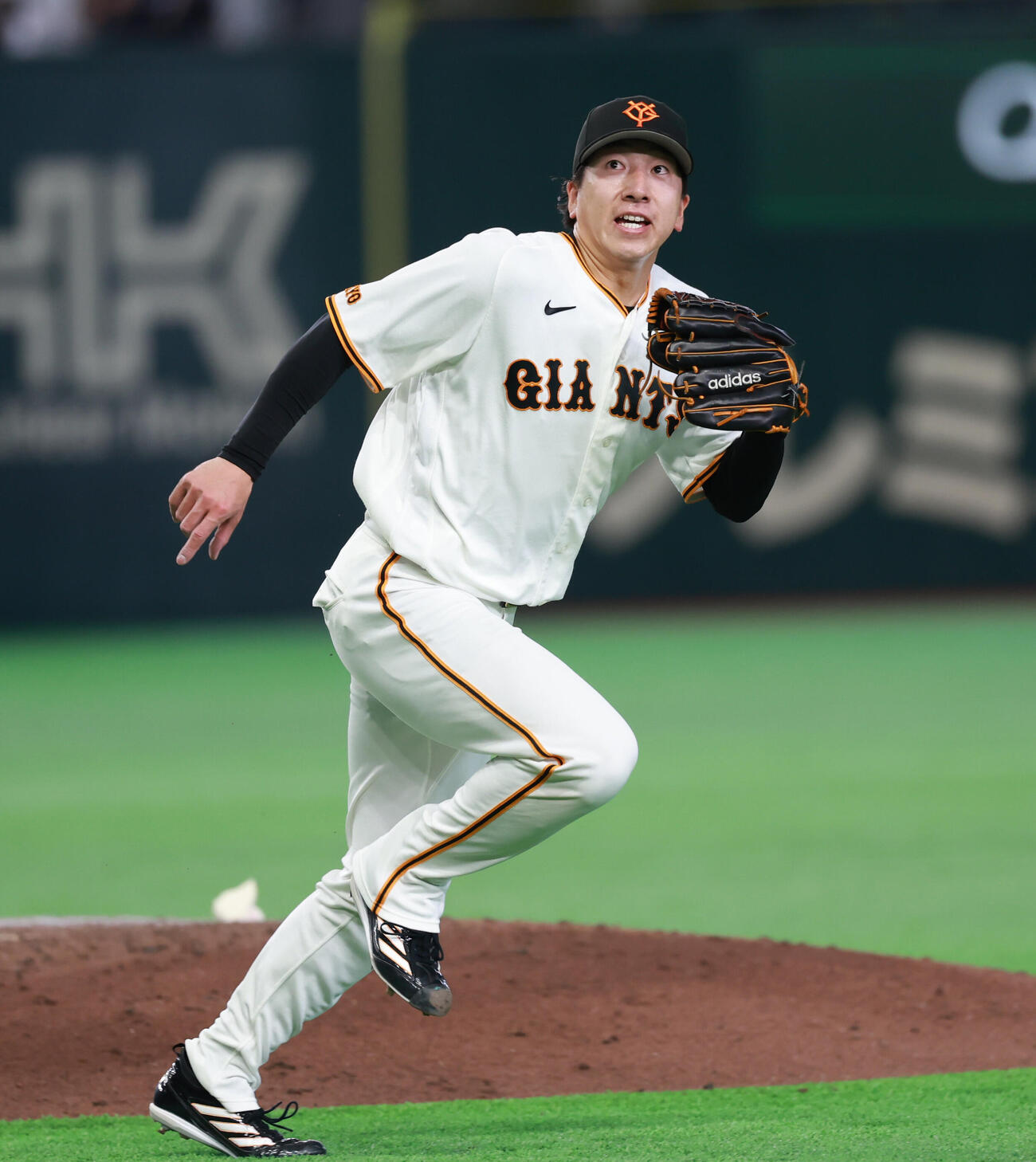 交流戦　巨人対ロッテ　8回表ロッテ2死寺地隆成の打球を追う翁田大勢（撮影・水谷安孝）