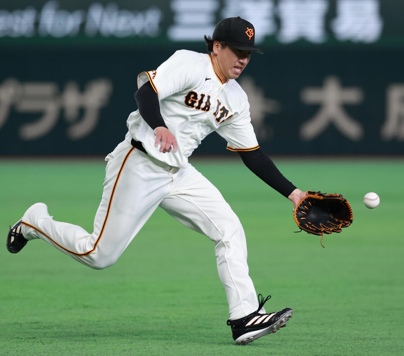 交流戦　巨人対ロッテ　8回表ロッテ2死、寺地隆成の打球を追う翁田大勢（撮影・水谷安孝）