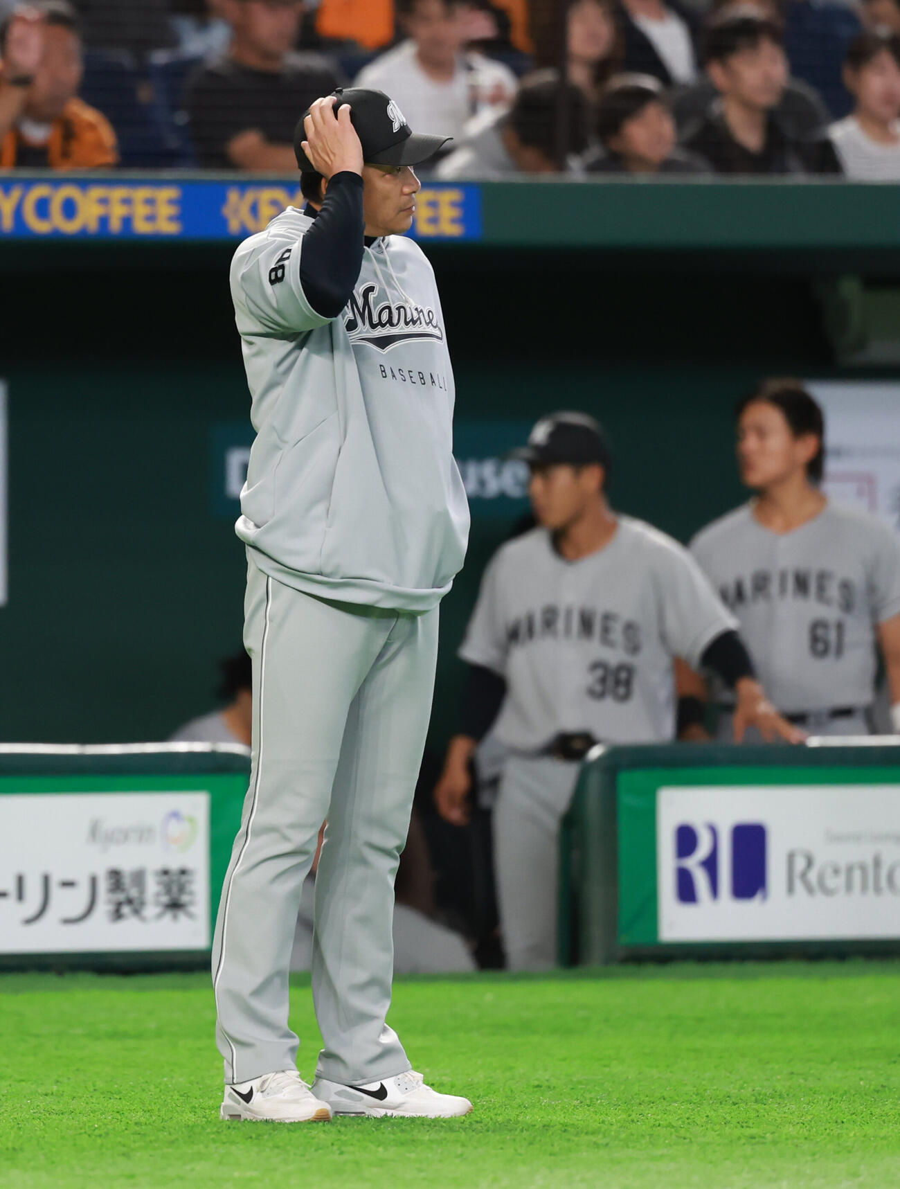 交流戦　巨人対ロッテ　選手交代を告げるロッテのサブロー監督（撮影・水谷安孝）