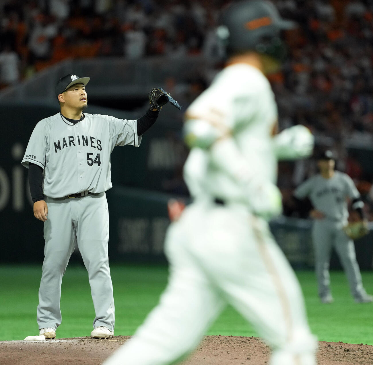 巨人対ロッテ　6回裏巨人2死、大城卓三に同点のソロ本塁打を浴びる沢田圭佑（撮影・たえ見朱実）