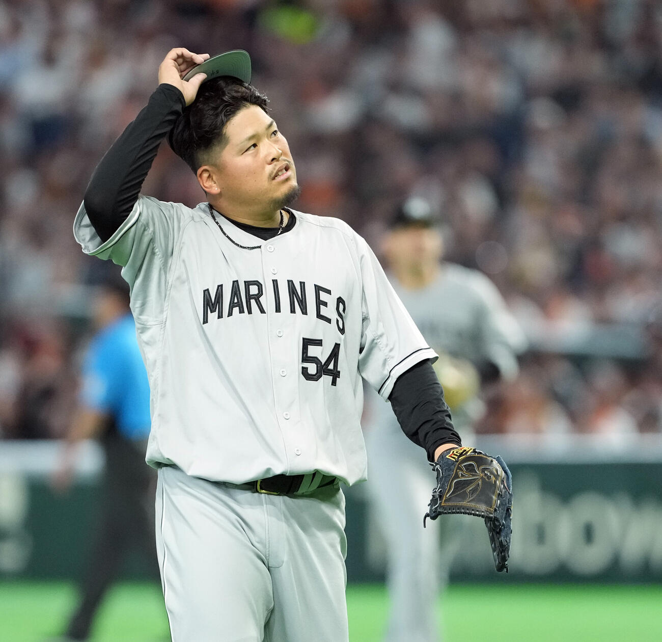 巨人対ロッテ　6回裏、大城卓三に同点のソロ本塁打を浴びたロッテ沢田圭佑（撮影・たえ見朱実）
