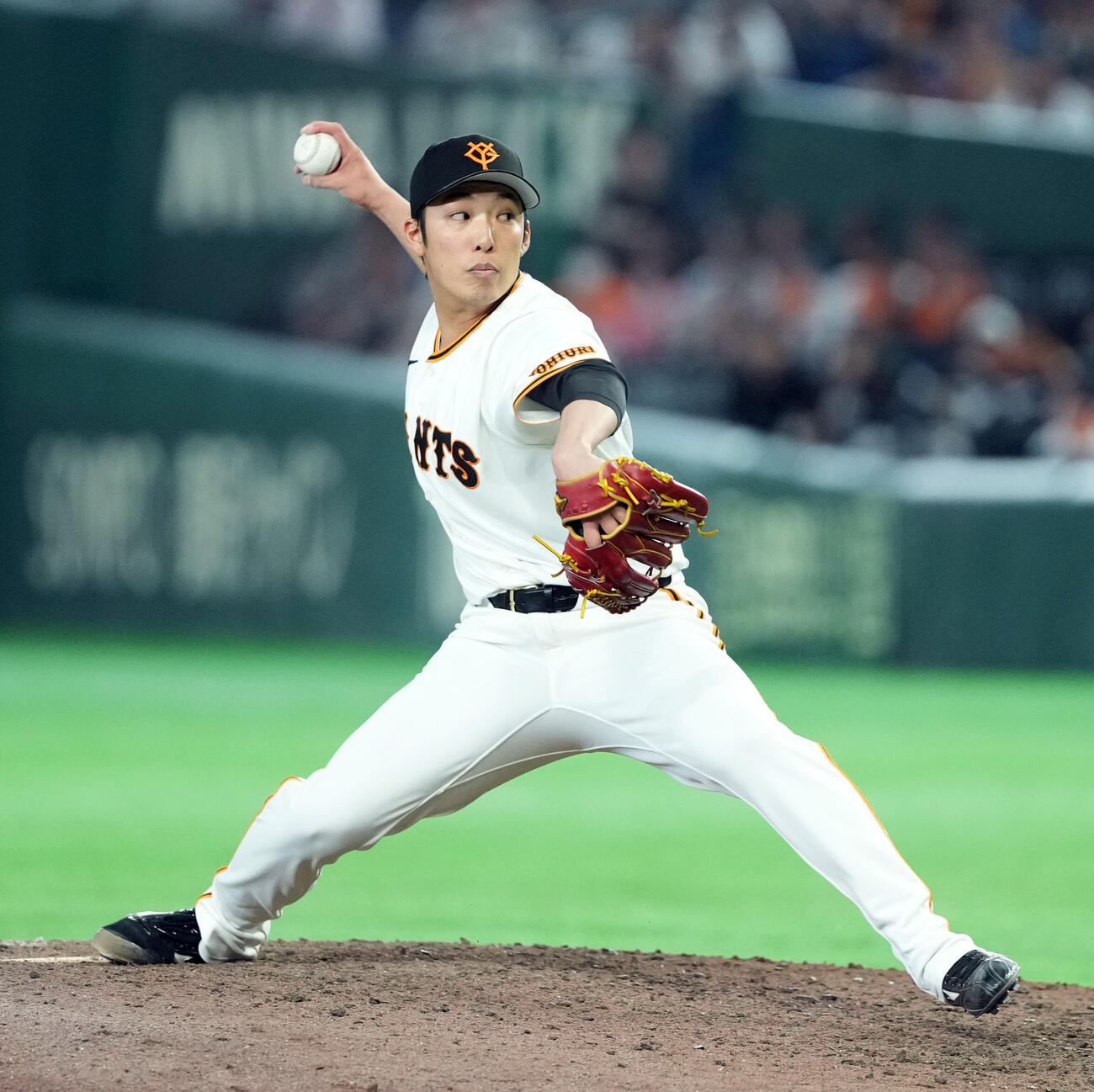巨人対ロッテ　12回からマウンドに上がった巨人赤星優志（撮影・たえ見朱実）