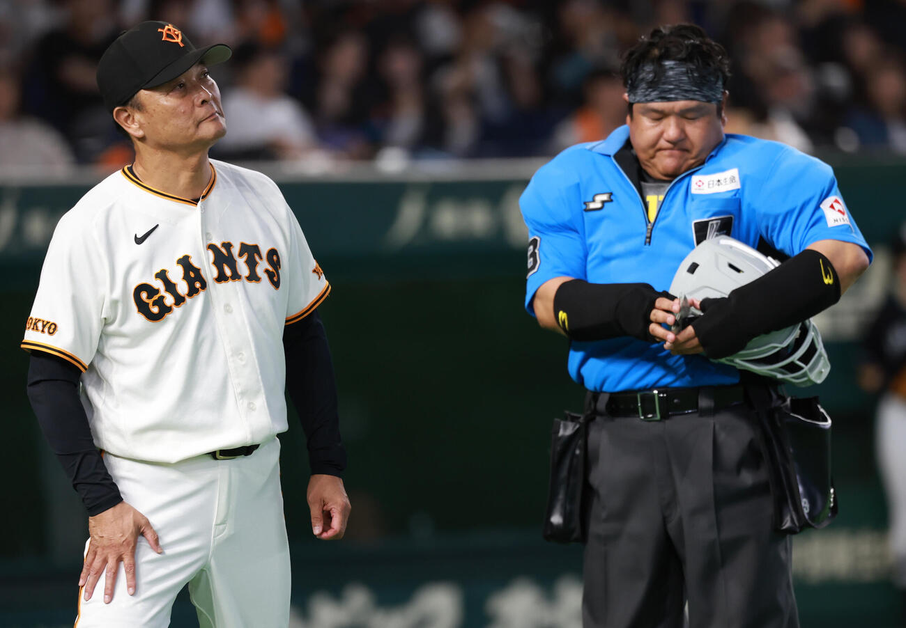 交流戦　巨人対ロッテ　選手交代を告げる巨人橋上秀樹監督代行