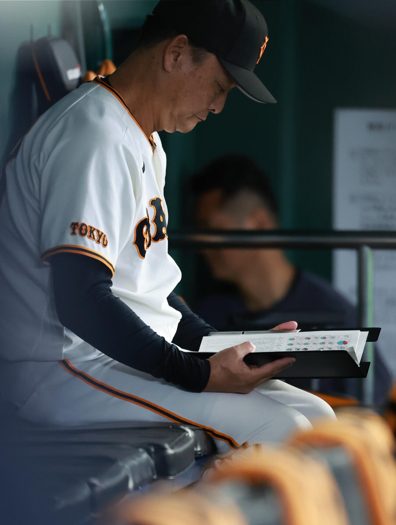 交流戦　巨人対ロッテ　試合前、データを見詰める巨人橋上秀樹監督代行（撮影・水谷安孝）