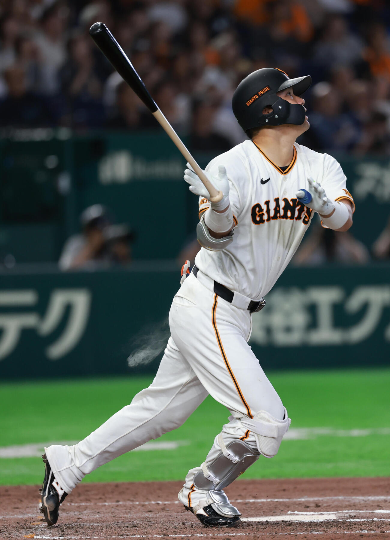 交流戦　巨人対ロッテ　6回裏巨人2死、本塁打を放つ大城卓三（撮影・水谷安孝）