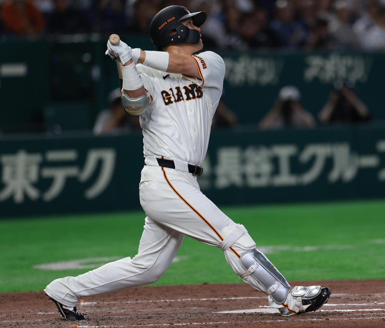 交流戦　巨人対ロッテ　6回裏巨人2死、本塁打を放つ大城卓三（撮影・水谷安孝）