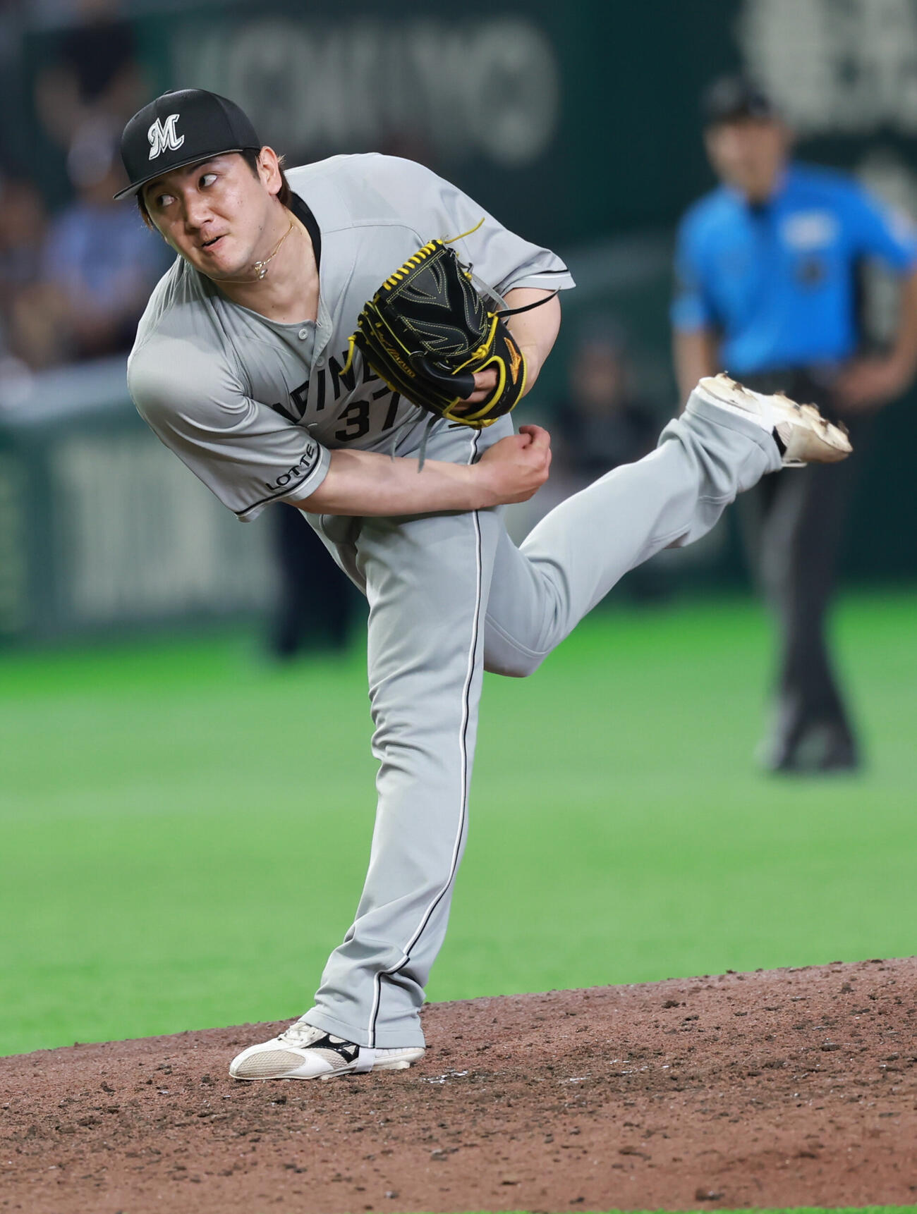 交流戦　巨人対ロッテ　10回から登板した小野郁（撮影・水谷安孝）