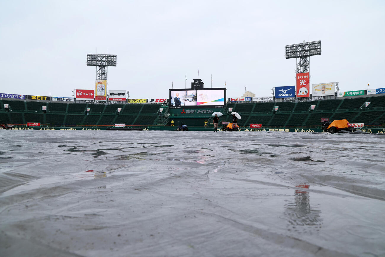 阪神対楽天　雨が降る甲子園球場。グラウンドにはシートがかけられているが…（撮影・加藤哉）
