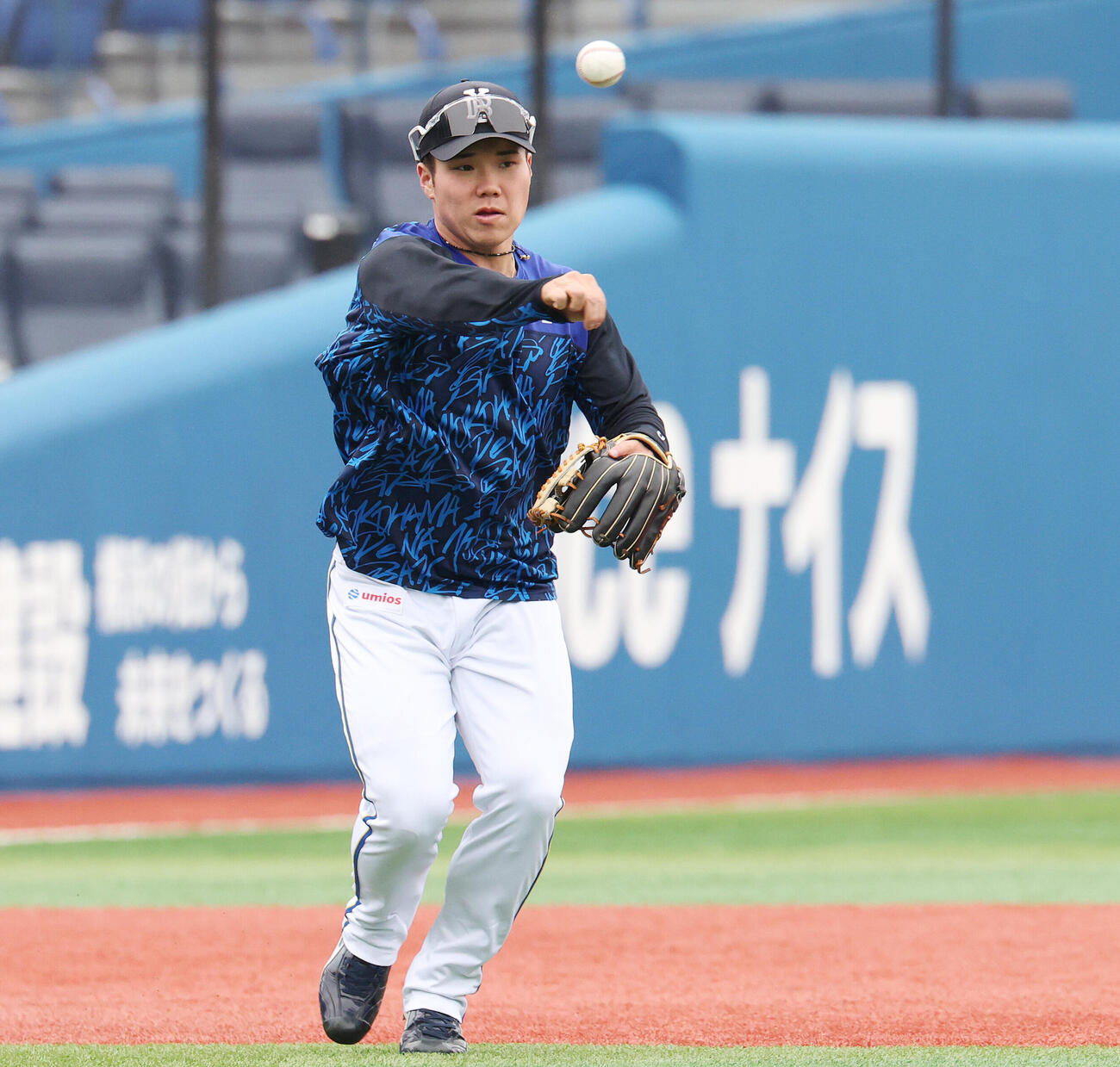 DeNA対ソフトバンク　試合前練習でノックを受けるDeNA小田康一郎（撮影・宮地輝）