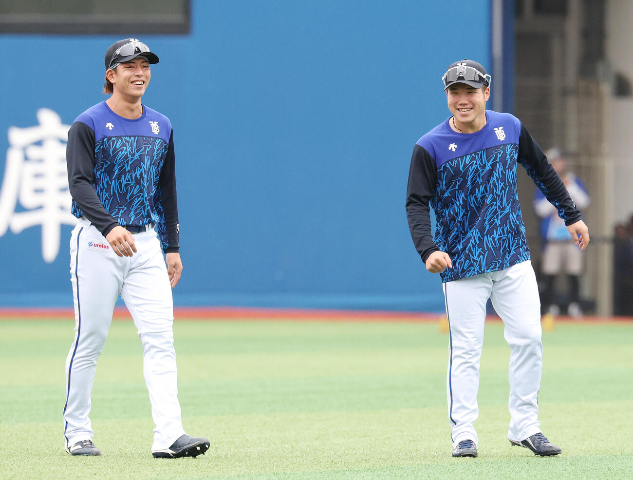 DeNA対ソフトバンク　試合前練習で笑顔を見せるDeNA九鬼隆平（左）と小田康一郎（撮影・宮地輝）