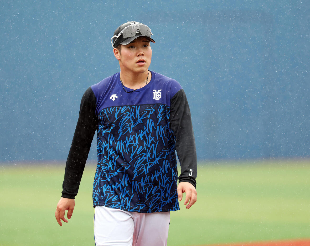 DeNA対ソフトバンク　試合前練習に臨むDeNA小田康一郎（撮影・宮地輝）