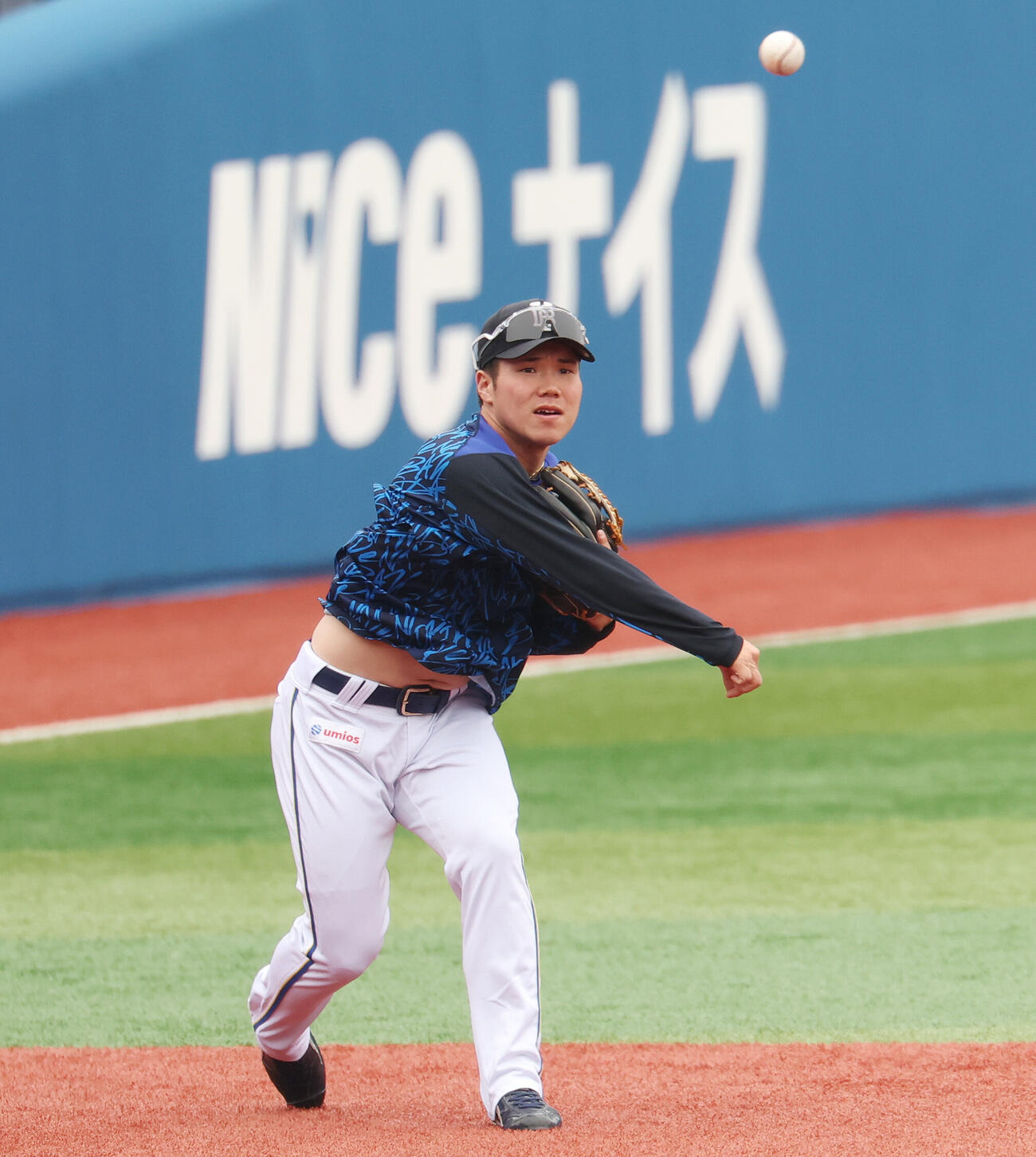 DeNA対ソフトバンク　試合前練習でノックを受けるDeNA小田康一郎（撮影・宮地輝）