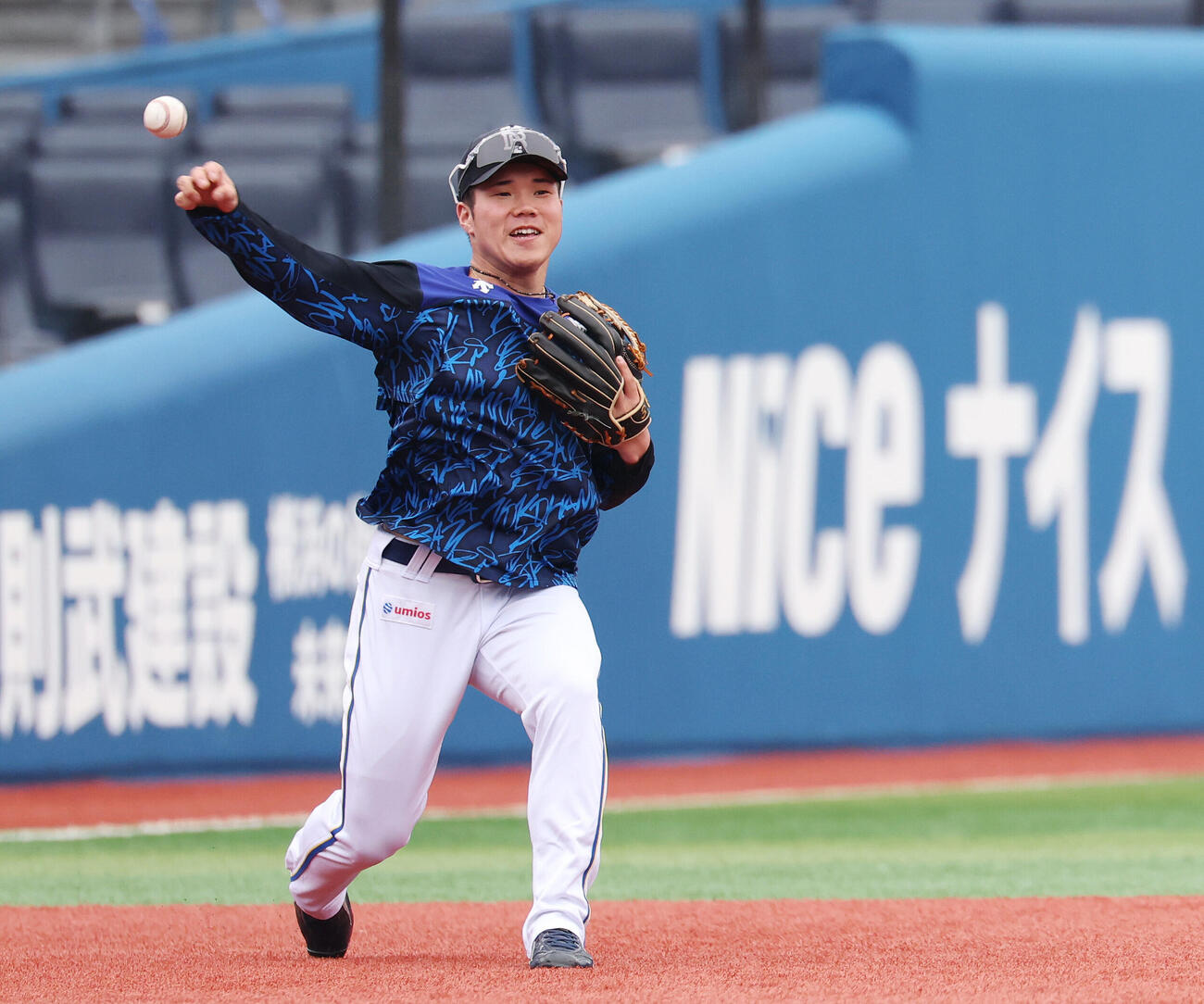DeNA対ソフトバンク　試合前練習でノックを受けるDeNA小田康一郎（撮影・宮地輝）