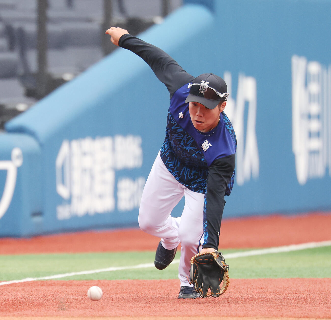 DeNA対ソフトバンク　試合前練習でノックを受けるDeNA小田康一郎（撮影・宮地輝）