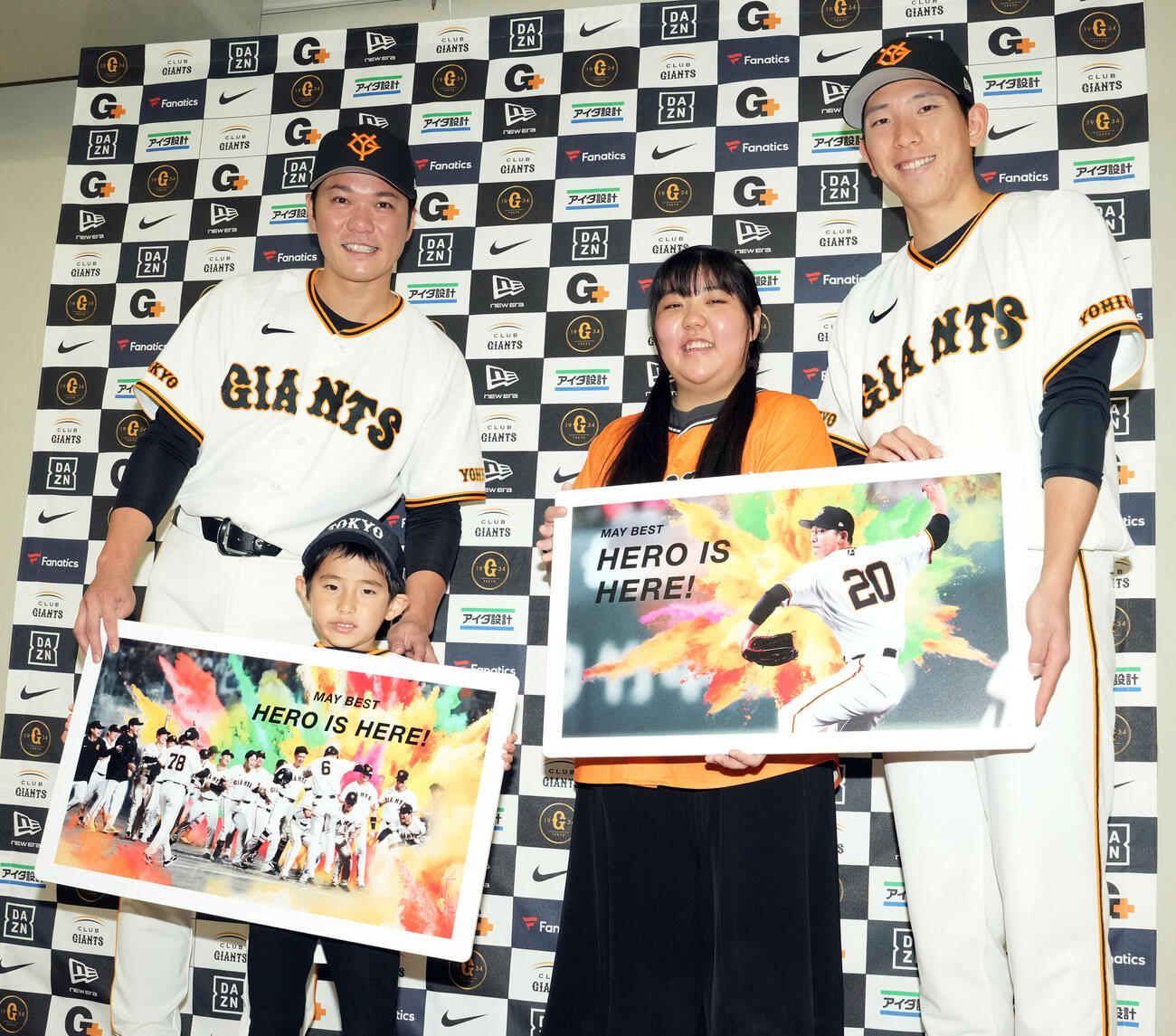 5月の月間ベストヒーロー賞を受賞し、ファン代表と記念撮影に納まる巨人坂本勇人（左）と戸郷翔征（撮影・たえ見朱実）