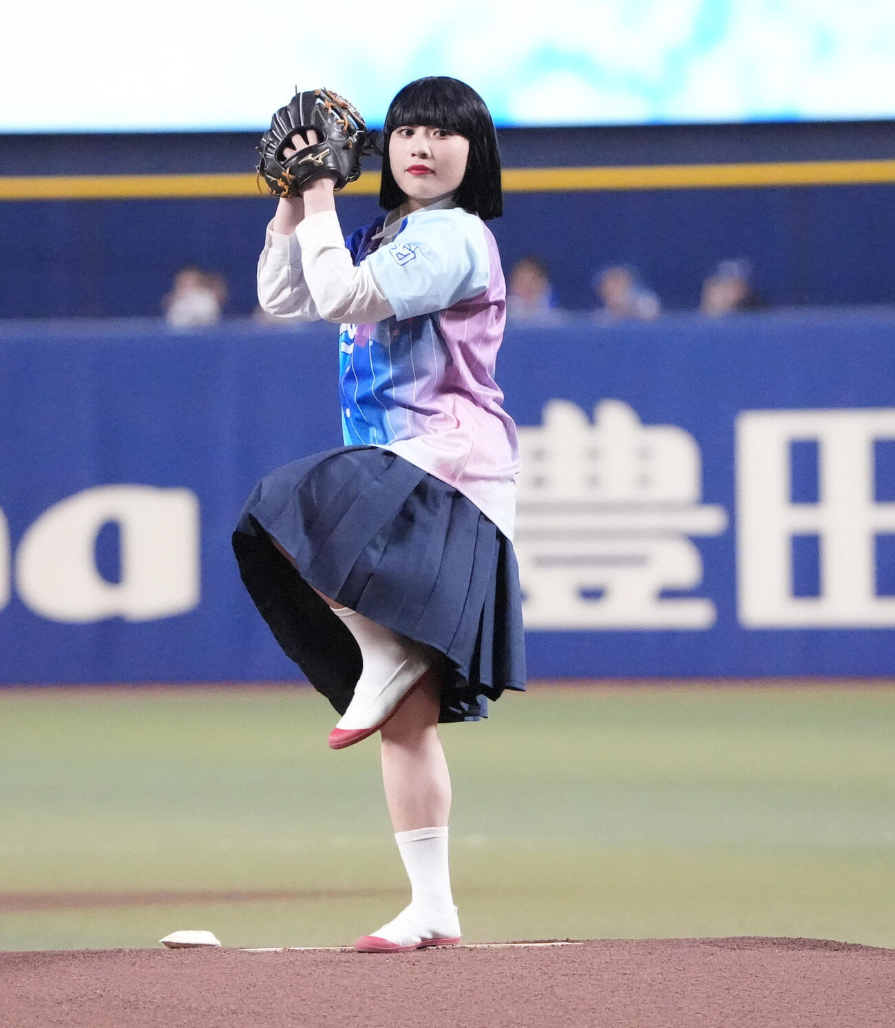 プロ野球交流戦中日対西武　試合前、セレモニアルピッチを行うアバンギャルディのseira（撮影・森本幸一）