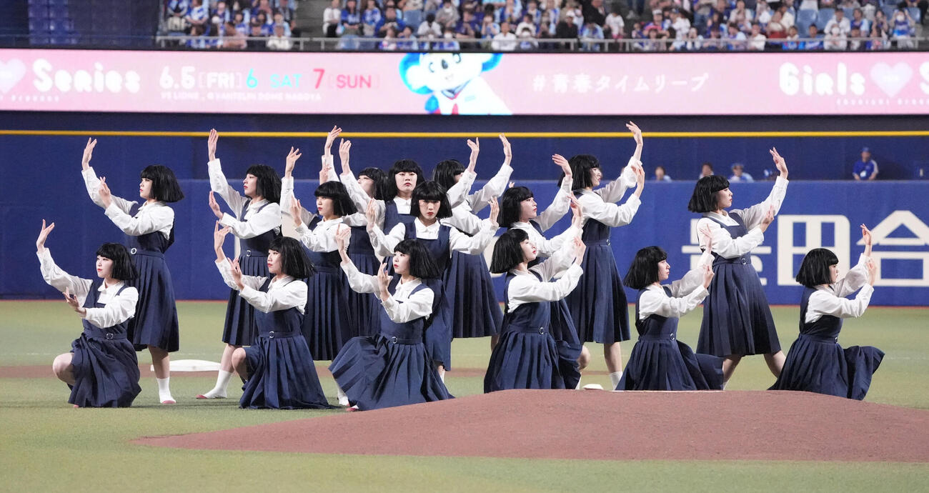 プロ野球交流戦中日対西武　試合前、パフォーマンスを行うアバンギャルディ(撮影・森本幸一）