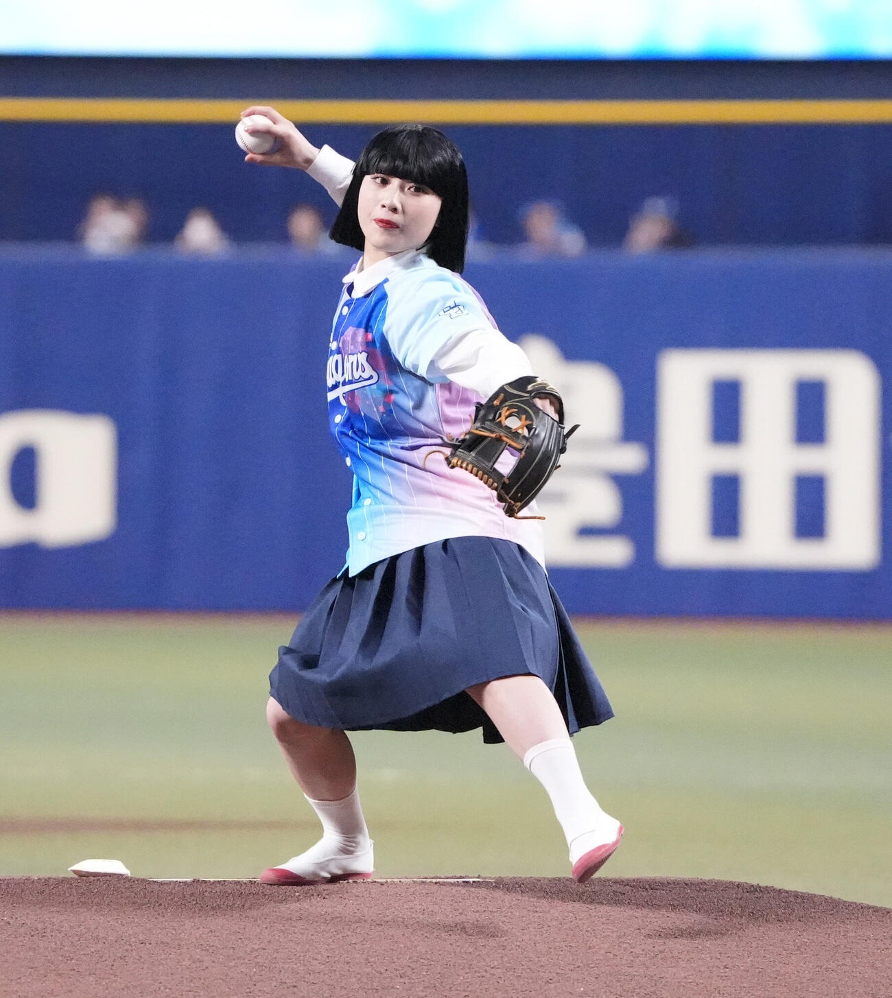 プロ野球交流戦中日対西武　試合前、セレモニアルピッチを行うアバンギャルディのseira（撮影・森本幸一）＝2026年6月7日
