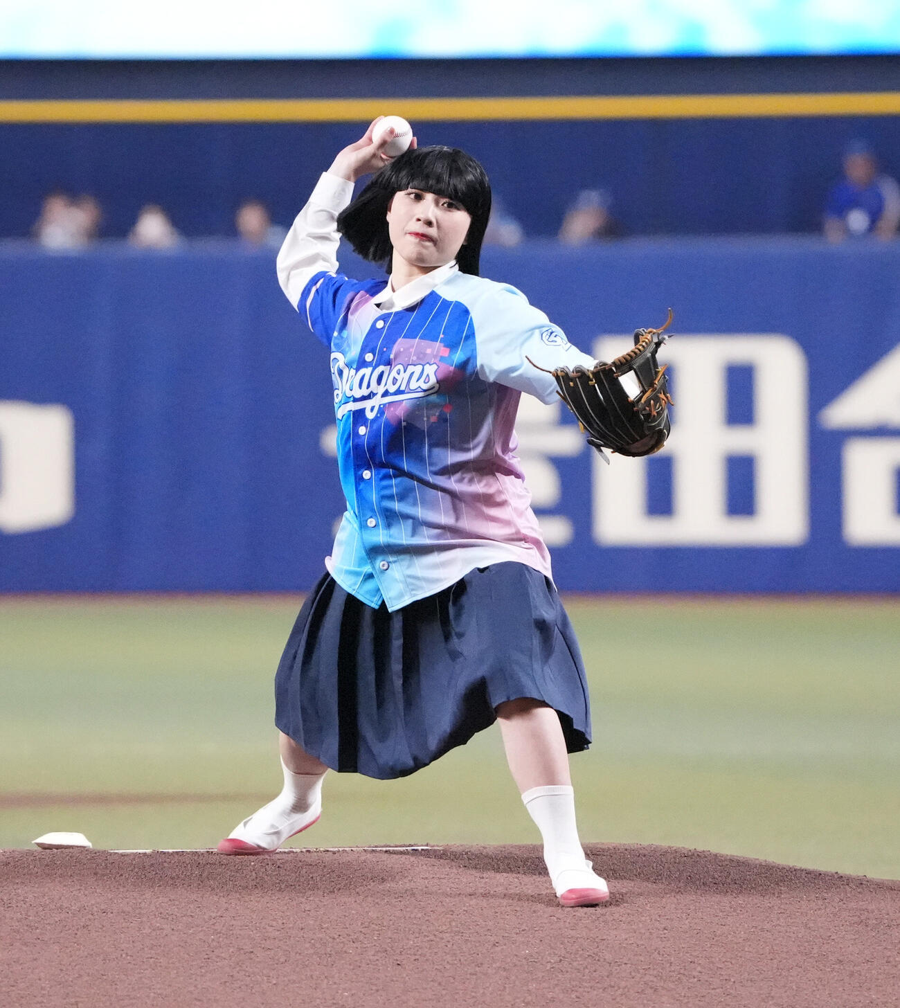 プロ野球交流戦中日対西武　試合前、セレモニアルピッチを行うアバンギャルディのseira（撮影・森本幸一）＝2026年6月7日