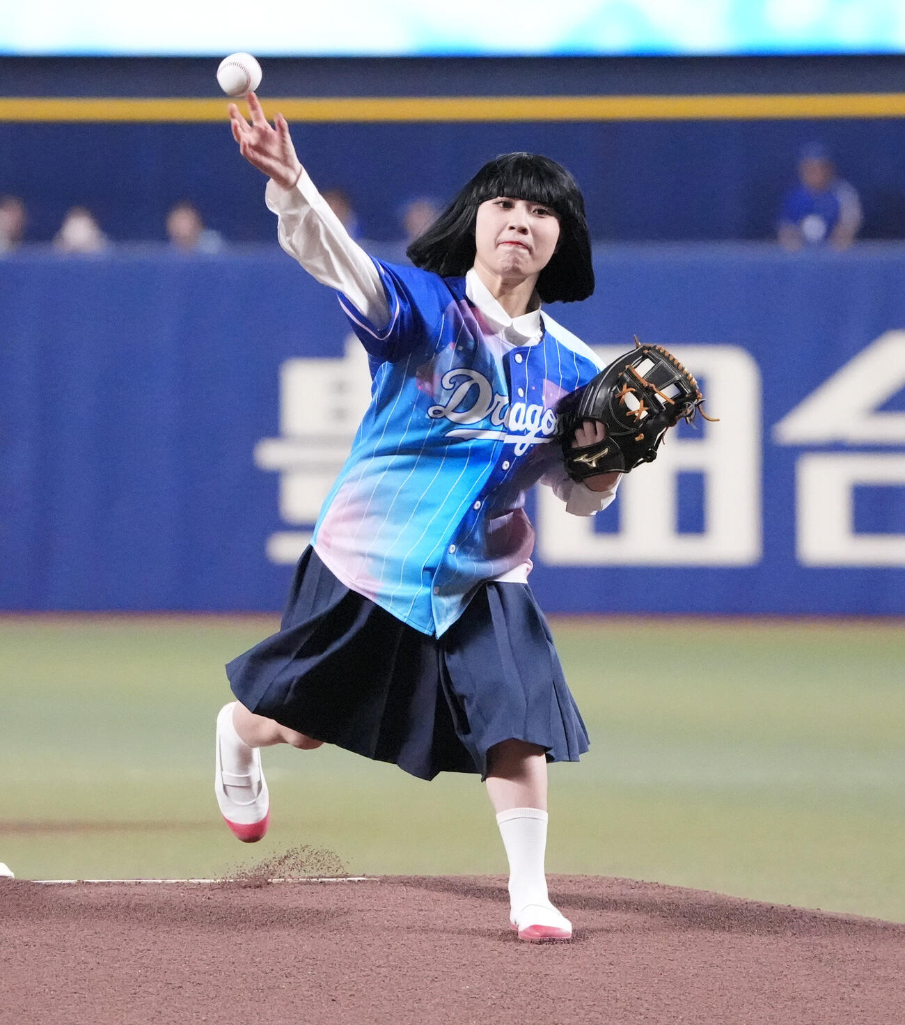 プロ野球交流戦中日対西武　試合前、セレモニアルピッチを行うアバンギャルディのseira（撮影・森本幸一）＝2026年6月7日