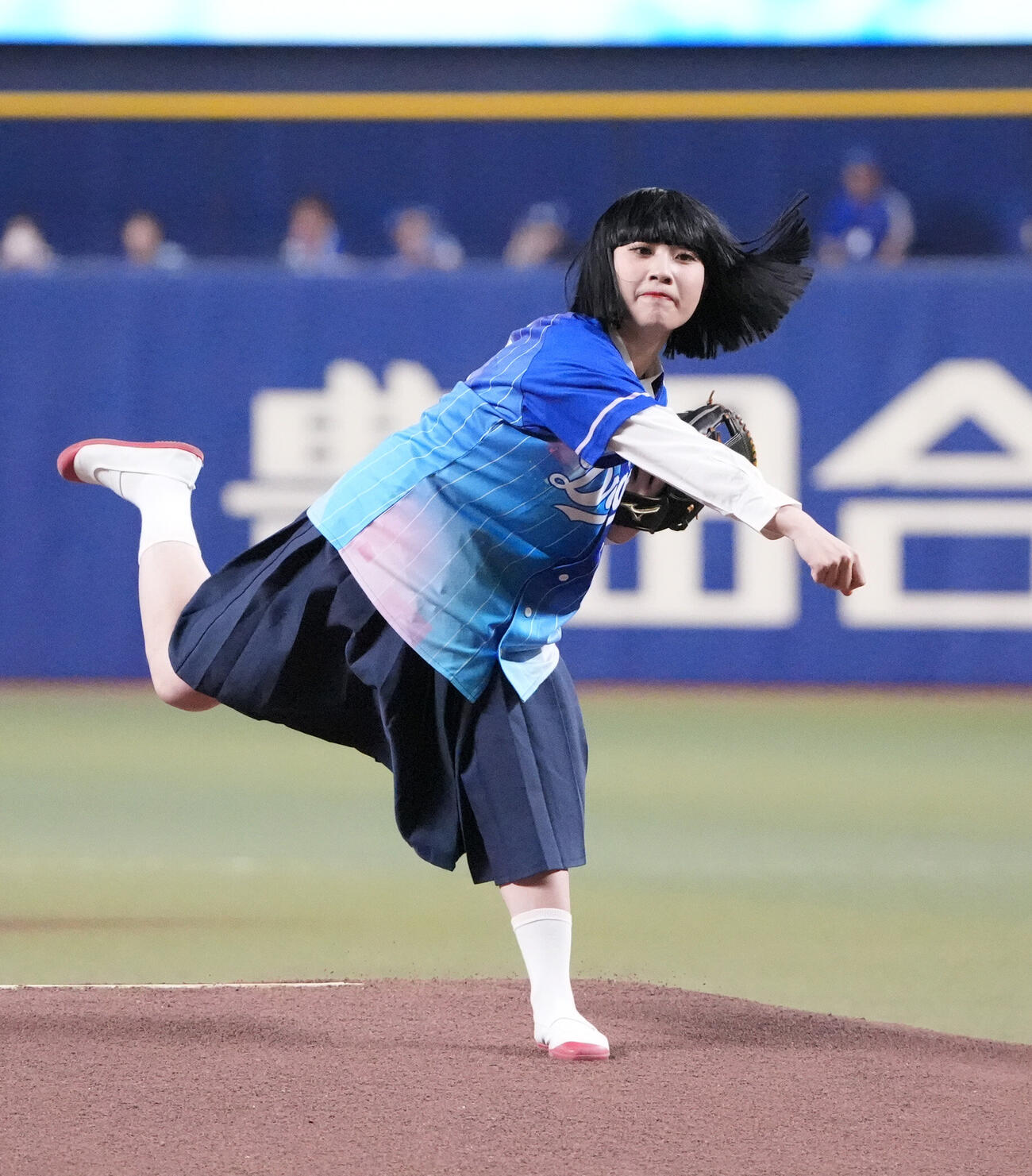 プロ野球交流戦中日対西武　試合前、セレモニアルピッチを行うアバンギャルディのseira（撮影・森本幸一）＝2026年6月7日