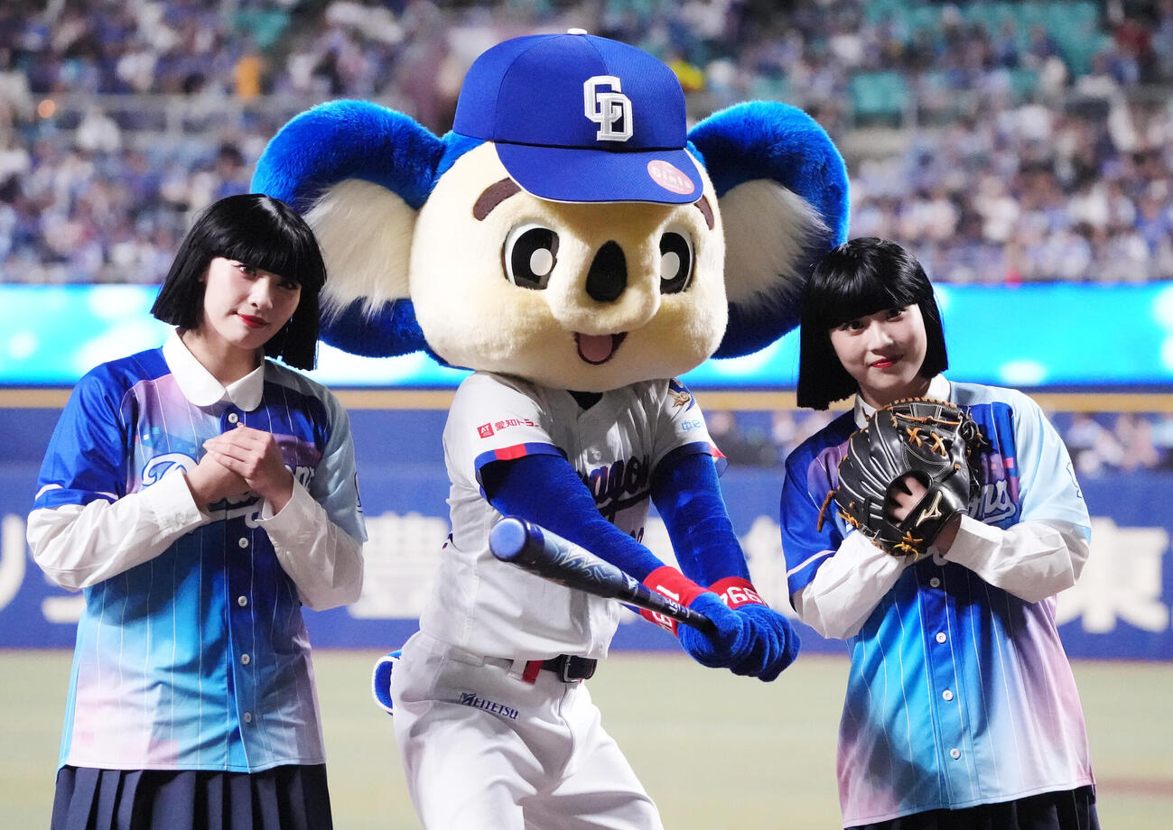 プロ野球交流戦中日対西武　試合前、セレモニアルピッチを行いドアラと記念撮影をするアバンギャルディのseira（右」）（撮影・森本幸一）＝2026年6月7日