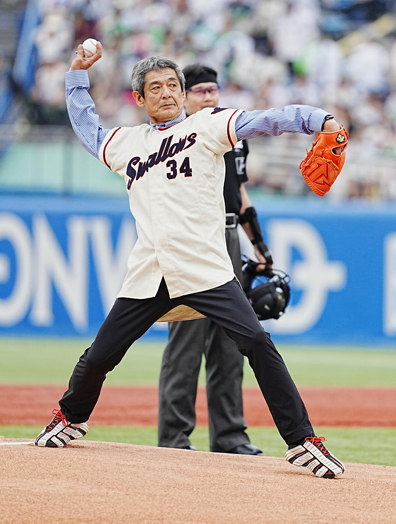 ヤクルト対日本ハム　始球式に臨む金田賢一（撮影・小沢裕）