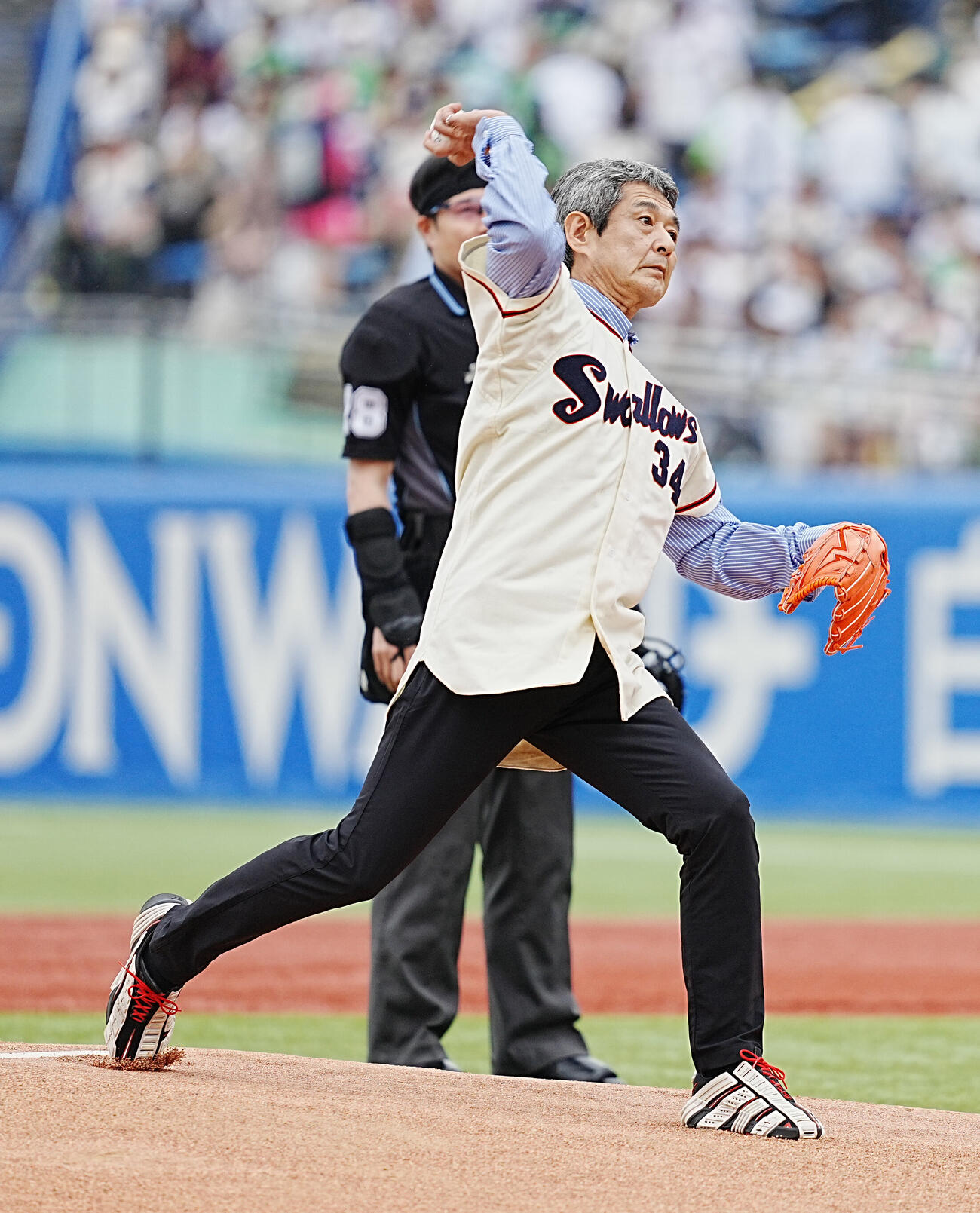 ヤクルト対日本ハム　始球式に臨む金田賢一（撮影・小沢裕）