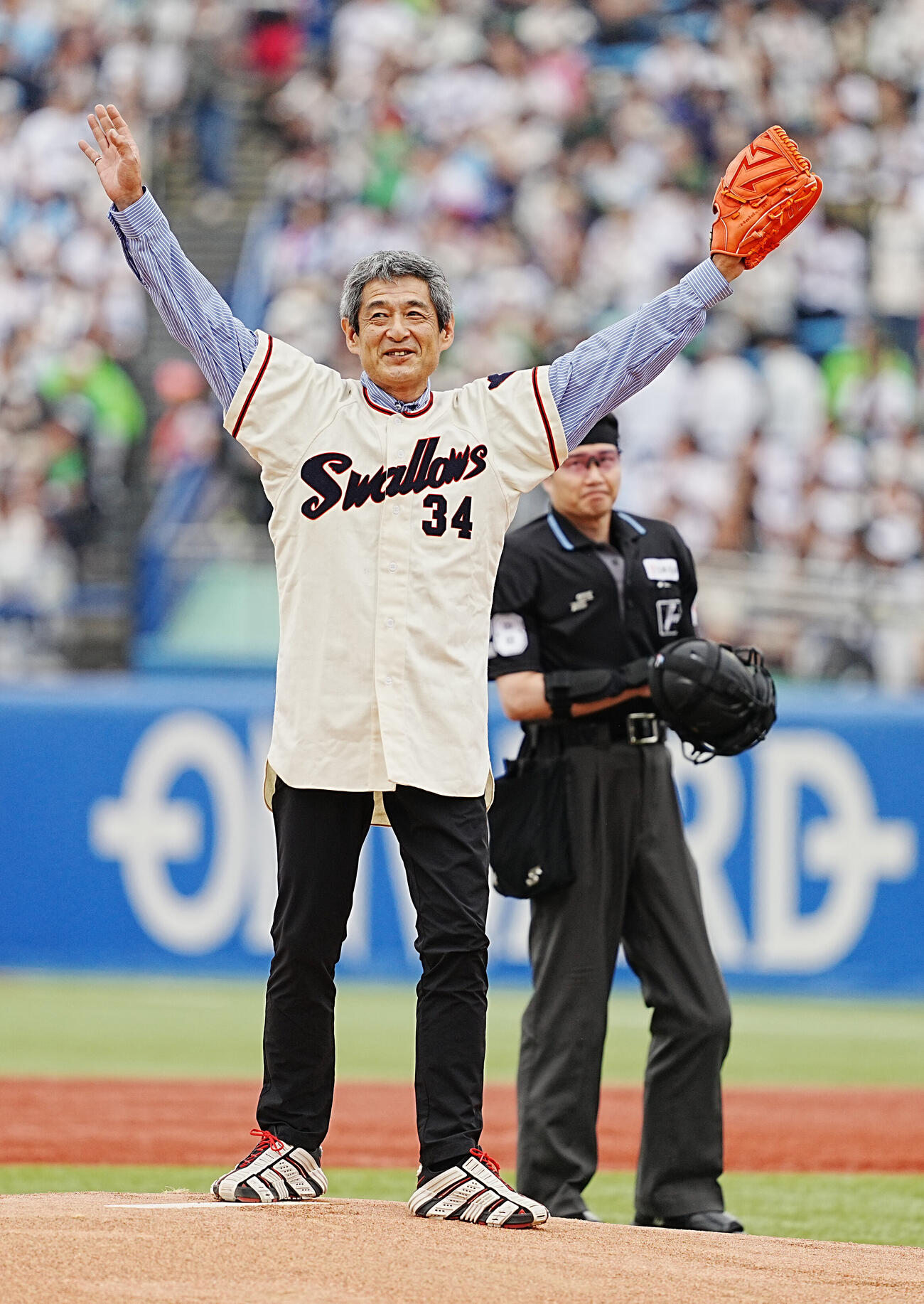 ヤクルト対日本ハム　始球式に臨む金田賢一（撮影・小沢裕）